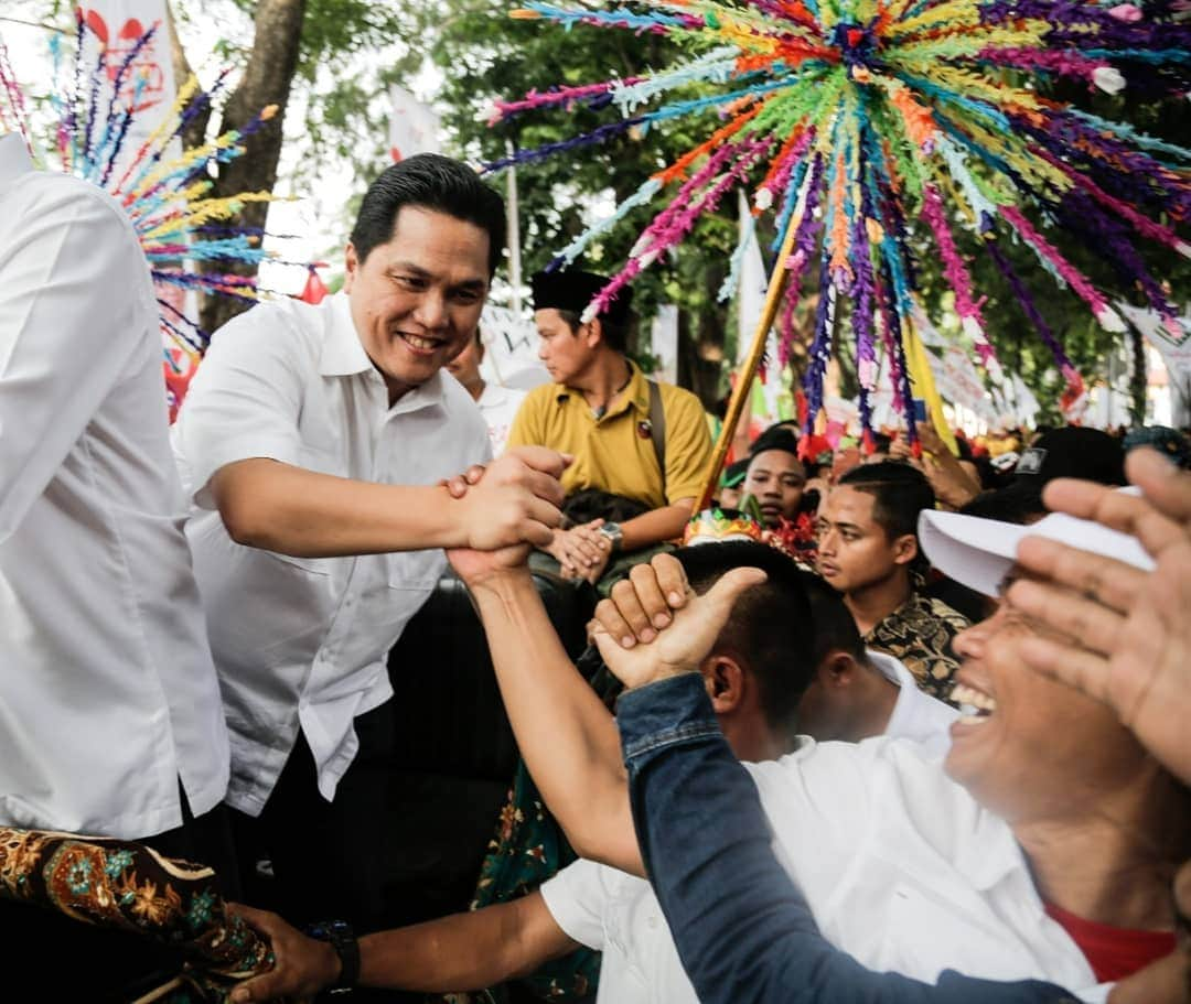 エリック・トヒルさんのインスタグラム写真 - (エリック・トヒルInstagram)「Indonesia ada karena keberagaman. Pancasila adalah perekat yang dibentuk oleh para founding fathers kita untuk menguatkan kebersamaan kita. Bagaimanapun, bukanlah hal yang mudah, dari awal berdiri, hingga kini hampir tujuh puluh lima tahun bangsa ini merdeka, tantangan atas keberagaman sampai hari ini pun masih terus membayangi. Permasalahan toleransi terhadap keberagaman harus menjadi salah satu fokus kita bersama, dan semangat Bhinneka Tunggal Ika selalu ada di dalam jiwa insan Indonesia.  Saya percaya bahwa Persatuan adalah denyut nadi bangsa Indonesia yang akan terus ada di setiap langkahnya. Harapan saya, tidak ada lagi diskriminasi dan intoleransi sesama anak bangsa. Kita harus berjuang agar Indonesia lebih kuat dan maju. Tantangan global tidak bisa dihadapi oleh segelintir orang saja. Salah satu aset Indonesia yang terbaik adalah manusianya. Rakyat Indonesia. Dengan bersama-sama kita akan menjadi salah satu ekonomi terbesar dunia. Ayo terus bersatu agar kita menjadi nomor SATU! Indonesia.」9月1日 19時09分 - erickthohir