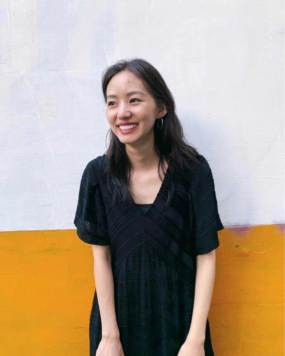 Shiho Sasakiのインスタグラム：「all blackだった日🐼 このワンピース、シルエットが綺麗な上に すごく楽ちんで私の周りの人もみんな買ってる💡 ずるっとマキシ丈で着たかったので Mサイズにしました❣️ #MOUSSY#MOUSSYSNAP」