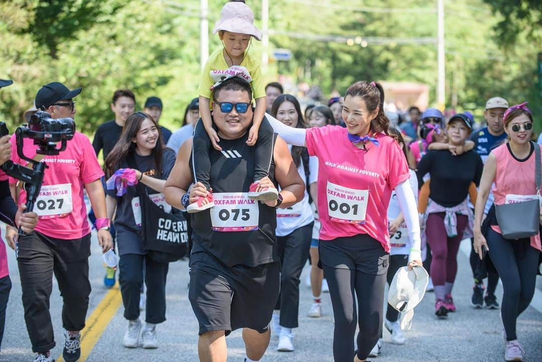 イ・ハニさんのインスタグラム写真 - (イ・ハニInstagram)「오늘 옥스팜 걷기 10km 잘 걸었습니다^^ 전국각지에서 약 천명이라는 많은 분들이 모여 함께 절대빈곤의 여성과 소녀를 위해 걸었습니다. 기부하는 걷기에 이렇게 많은 분들이 자발적으로 모인다는것 자체가 우리에게 그리고 세상에 힘이고 빛이고 선물이라는 생각이 듭니다. 오늘 덕분에 정말 행복하게 걸었습니다. 감사합니다.  특히나 지친 아이들을 들쳐업고 걸어주신 부모님들, 용감히 10km 도전해 완주한 작은 친구들에서부터 어르신분들까지 완주 축하드립니다! 그대들이 세상의 빛이예요!! 🙆🏻‍♀️✨ . #가난과두려움에서 #미래와행복을꿈꿀수잇도록 #로힝야난민 #가로등설치 #함께해주세요 #세상의빛으로✨#옥스팜 #옥스팜걷기 #oxfamwalk #천명의위대한10키로 . I walked 10km on Oxfam walk today with 1000 people.^^ There were from all over the country, and they all walked together for women and girls in absolute poverty. It is power, light, and gift that so many people voluntarily gather to walk.  Thanks to you today, I walked very happily with you. Thank you!  Congratulations to parents who walked with exhausted children and also from small friends who bravely challenged and finished for 10 kilometers to seniors! You are the light of the world! 🙆🏻‍♀️✨ . #OutofFearandMisery  #ToDreamoftheFutureandHappiness #Rohingyarefugees #Streetlampinstallation #Together #Oxfam #Oxfamwalk #Walkforcharity #WalkinBeauty #TheGreat10kmof1000people #Thankyousomuch ❤️」9月1日 19時04分 - honey_lee32