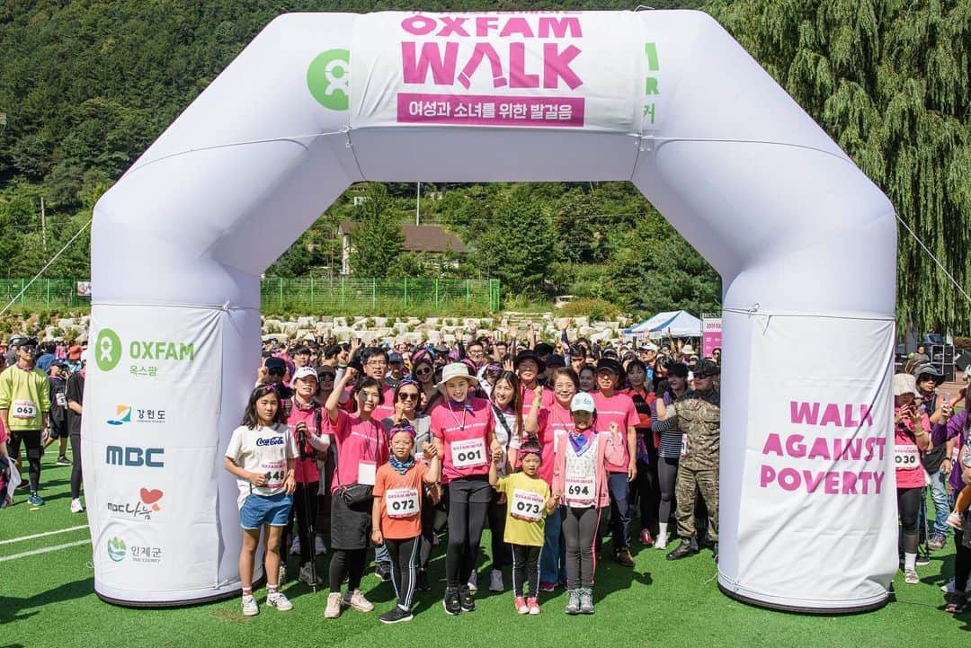 イ・ハニさんのインスタグラム写真 - (イ・ハニInstagram)「오늘 옥스팜 걷기 10km 잘 걸었습니다^^ 전국각지에서 약 천명이라는 많은 분들이 모여 함께 절대빈곤의 여성과 소녀를 위해 걸었습니다. 기부하는 걷기에 이렇게 많은 분들이 자발적으로 모인다는것 자체가 우리에게 그리고 세상에 힘이고 빛이고 선물이라는 생각이 듭니다. 오늘 덕분에 정말 행복하게 걸었습니다. 감사합니다.  특히나 지친 아이들을 들쳐업고 걸어주신 부모님들, 용감히 10km 도전해 완주한 작은 친구들에서부터 어르신분들까지 완주 축하드립니다! 그대들이 세상의 빛이예요!! 🙆🏻‍♀️✨ . #가난과두려움에서 #미래와행복을꿈꿀수잇도록 #로힝야난민 #가로등설치 #함께해주세요 #세상의빛으로✨#옥스팜 #옥스팜걷기 #oxfamwalk #천명의위대한10키로 . I walked 10km on Oxfam walk today with 1000 people.^^ There were from all over the country, and they all walked together for women and girls in absolute poverty. It is power, light, and gift that so many people voluntarily gather to walk.  Thanks to you today, I walked very happily with you. Thank you!  Congratulations to parents who walked with exhausted children and also from small friends who bravely challenged and finished for 10 kilometers to seniors! You are the light of the world! 🙆🏻‍♀️✨ . #OutofFearandMisery  #ToDreamoftheFutureandHappiness #Rohingyarefugees #Streetlampinstallation #Together #Oxfam #Oxfamwalk #Walkforcharity #WalkinBeauty #TheGreat10kmof1000people #Thankyousomuch ❤️」9月1日 19時04分 - honey_lee32