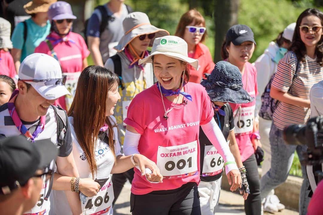 イ・ハニさんのインスタグラム写真 - (イ・ハニInstagram)「오늘 옥스팜 걷기 10km 잘 걸었습니다^^ 전국각지에서 약 천명이라는 많은 분들이 모여 함께 절대빈곤의 여성과 소녀를 위해 걸었습니다. 기부하는 걷기에 이렇게 많은 분들이 자발적으로 모인다는것 자체가 우리에게 그리고 세상에 힘이고 빛이고 선물이라는 생각이 듭니다. 오늘 덕분에 정말 행복하게 걸었습니다. 감사합니다.  특히나 지친 아이들을 들쳐업고 걸어주신 부모님들, 용감히 10km 도전해 완주한 작은 친구들에서부터 어르신분들까지 완주 축하드립니다! 그대들이 세상의 빛이예요!! 🙆🏻‍♀️✨ . #가난과두려움에서 #미래와행복을꿈꿀수잇도록 #로힝야난민 #가로등설치 #함께해주세요 #세상의빛으로✨#옥스팜 #옥스팜걷기 #oxfamwalk #천명의위대한10키로 . I walked 10km on Oxfam walk today with 1000 people.^^ There were from all over the country, and they all walked together for women and girls in absolute poverty. It is power, light, and gift that so many people voluntarily gather to walk.  Thanks to you today, I walked very happily with you. Thank you!  Congratulations to parents who walked with exhausted children and also from small friends who bravely challenged and finished for 10 kilometers to seniors! You are the light of the world! 🙆🏻‍♀️✨ . #OutofFearandMisery  #ToDreamoftheFutureandHappiness #Rohingyarefugees #Streetlampinstallation #Together #Oxfam #Oxfamwalk #Walkforcharity #WalkinBeauty #TheGreat10kmof1000people #Thankyousomuch ❤️」9月1日 19時04分 - honey_lee32