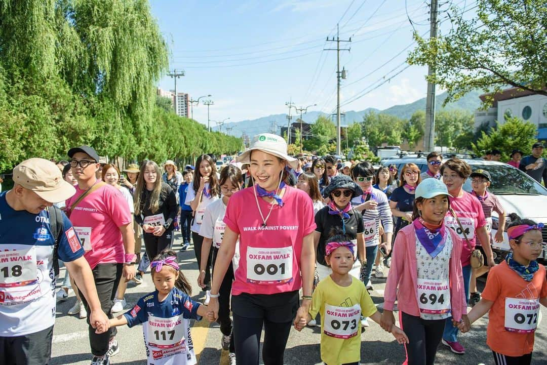 イ・ハニさんのインスタグラム写真 - (イ・ハニInstagram)「오늘 옥스팜 걷기 10km 잘 걸었습니다^^ 전국각지에서 약 천명이라는 많은 분들이 모여 함께 절대빈곤의 여성과 소녀를 위해 걸었습니다. 기부하는 걷기에 이렇게 많은 분들이 자발적으로 모인다는것 자체가 우리에게 그리고 세상에 힘이고 빛이고 선물이라는 생각이 듭니다. 오늘 덕분에 정말 행복하게 걸었습니다. 감사합니다.  특히나 지친 아이들을 들쳐업고 걸어주신 부모님들, 용감히 10km 도전해 완주한 작은 친구들에서부터 어르신분들까지 완주 축하드립니다! 그대들이 세상의 빛이예요!! 🙆🏻‍♀️✨ . #가난과두려움에서 #미래와행복을꿈꿀수잇도록 #로힝야난민 #가로등설치 #함께해주세요 #세상의빛으로✨#옥스팜 #옥스팜걷기 #oxfamwalk #천명의위대한10키로 . I walked 10km on Oxfam walk today with 1000 people.^^ There were from all over the country, and they all walked together for women and girls in absolute poverty. It is power, light, and gift that so many people voluntarily gather to walk.  Thanks to you today, I walked very happily with you. Thank you!  Congratulations to parents who walked with exhausted children and also from small friends who bravely challenged and finished for 10 kilometers to seniors! You are the light of the world! 🙆🏻‍♀️✨ . #OutofFearandMisery  #ToDreamoftheFutureandHappiness #Rohingyarefugees #Streetlampinstallation #Together #Oxfam #Oxfamwalk #Walkforcharity #WalkinBeauty #TheGreat10kmof1000people #Thankyousomuch ❤️」9月1日 19時04分 - honey_lee32