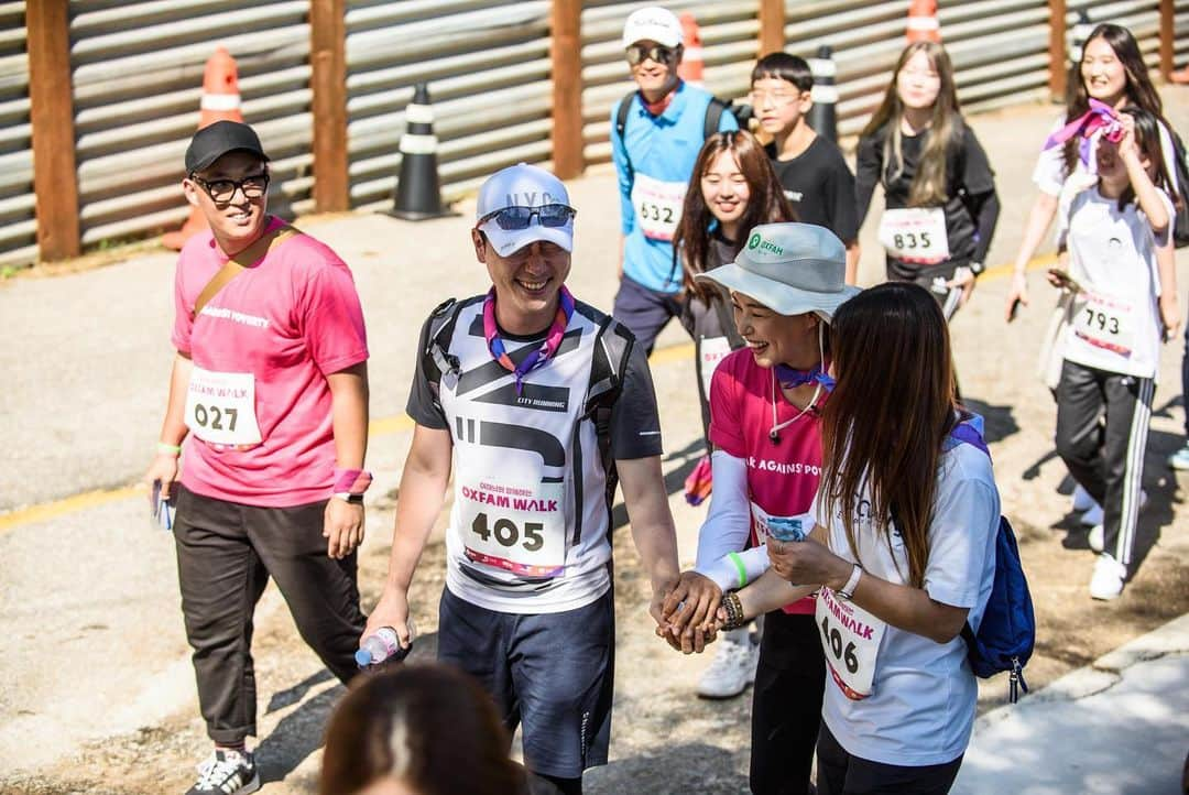 イ・ハニさんのインスタグラム写真 - (イ・ハニInstagram)「오늘 옥스팜 걷기 10km 잘 걸었습니다^^ 전국각지에서 약 천명이라는 많은 분들이 모여 함께 절대빈곤의 여성과 소녀를 위해 걸었습니다. 기부하는 걷기에 이렇게 많은 분들이 자발적으로 모인다는것 자체가 우리에게 그리고 세상에 힘이고 빛이고 선물이라는 생각이 듭니다. 오늘 덕분에 정말 행복하게 걸었습니다. 감사합니다.  특히나 지친 아이들을 들쳐업고 걸어주신 부모님들, 용감히 10km 도전해 완주한 작은 친구들에서부터 어르신분들까지 완주 축하드립니다! 그대들이 세상의 빛이예요!! 🙆🏻‍♀️✨ . #가난과두려움에서 #미래와행복을꿈꿀수잇도록 #로힝야난민 #가로등설치 #함께해주세요 #세상의빛으로✨#옥스팜 #옥스팜걷기 #oxfamwalk #천명의위대한10키로 . I walked 10km on Oxfam walk today with 1000 people.^^ There were from all over the country, and they all walked together for women and girls in absolute poverty. It is power, light, and gift that so many people voluntarily gather to walk.  Thanks to you today, I walked very happily with you. Thank you!  Congratulations to parents who walked with exhausted children and also from small friends who bravely challenged and finished for 10 kilometers to seniors! You are the light of the world! 🙆🏻‍♀️✨ . #OutofFearandMisery  #ToDreamoftheFutureandHappiness #Rohingyarefugees #Streetlampinstallation #Together #Oxfam #Oxfamwalk #Walkforcharity #WalkinBeauty #TheGreat10kmof1000people #Thankyousomuch ❤️」9月1日 19時04分 - honey_lee32