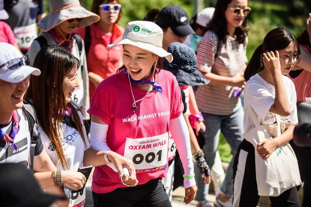 イ・ハニさんのインスタグラム写真 - (イ・ハニInstagram)「오늘 옥스팜 걷기 10km 잘 걸었습니다^^ 전국각지에서 약 천명이라는 많은 분들이 모여 함께 절대빈곤의 여성과 소녀를 위해 걸었습니다. 기부하는 걷기에 이렇게 많은 분들이 자발적으로 모인다는것 자체가 우리에게 그리고 세상에 힘이고 빛이고 선물이라는 생각이 듭니다. 오늘 덕분에 정말 행복하게 걸었습니다. 감사합니다.  특히나 지친 아이들을 들쳐업고 걸어주신 부모님들, 용감히 10km 도전해 완주한 작은 친구들에서부터 어르신분들까지 완주 축하드립니다! 그대들이 세상의 빛이예요!! 🙆🏻‍♀️✨ . #가난과두려움에서 #미래와행복을꿈꿀수잇도록 #로힝야난민 #가로등설치 #함께해주세요 #세상의빛으로✨#옥스팜 #옥스팜걷기 #oxfamwalk #천명의위대한10키로 . I walked 10km on Oxfam walk today with 1000 people.^^ There were from all over the country, and they all walked together for women and girls in absolute poverty. It is power, light, and gift that so many people voluntarily gather to walk.  Thanks to you today, I walked very happily with you. Thank you!  Congratulations to parents who walked with exhausted children and also from small friends who bravely challenged and finished for 10 kilometers to seniors! You are the light of the world! 🙆🏻‍♀️✨ . #OutofFearandMisery  #ToDreamoftheFutureandHappiness #Rohingyarefugees #Streetlampinstallation #Together #Oxfam #Oxfamwalk #Walkforcharity #WalkinBeauty #TheGreat10kmof1000people #Thankyousomuch ❤️」9月1日 19時04分 - honey_lee32