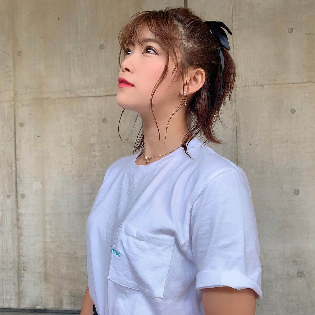 山内鈴蘭さんのインスタグラム写真 - (山内鈴蘭Instagram)「私服ちゃん☻♡ シンプルに、大人ぽく。 ． ☆T-shirt☆  #Gorurun @gorurun_ ． ☆shoes☆ #lillilly @lillilly_stores ． ☆pierce☆ #samanthathavasa @samantha.thavasa_official  大好きなお友達からお誕生日で貰ったピアスなんだ🥰 ． ． スカートは韓国で買ったの♡ 安くて使いまわしてる😊 ポニーテールにはリボンで 可愛らしくしてみましたっ！ リップは濃いめの赤でアクセントに💋 ヒールで大人っぽく。 ． ． #コーデ #コーディネート #Tシャツ #スカート #tシャツコーデ #ごるらん #メイク #リップ #3ce #ヘアアレンジ #ポニーテール #今日のコーデ #instagood #instafashion」9月1日 19時06分 - xxsuzuranxx