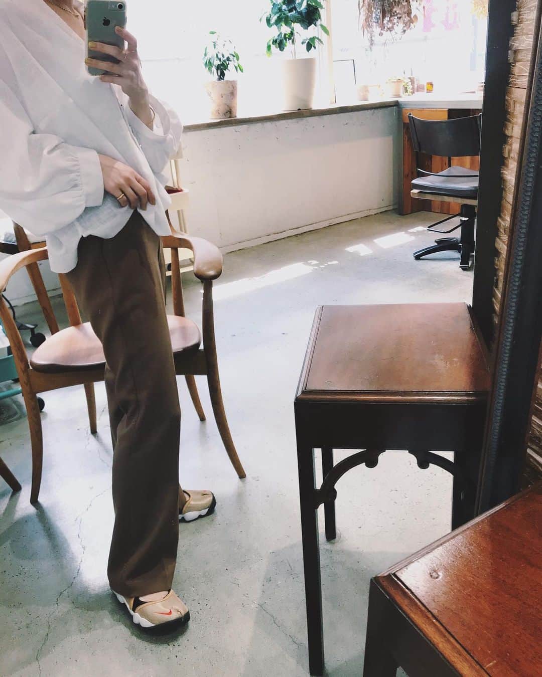 高橋美穂さんのインスタグラム写真 - (高橋美穂Instagram)「. 美脚pants🍂 ９月に販売します🤫お楽しみに . 秋服楽しみだなあ🌼 . #mihoc_fashion #vintage #pants #エアリフト #mihoc_select」9月1日 19時18分 - sleeping0mihoc