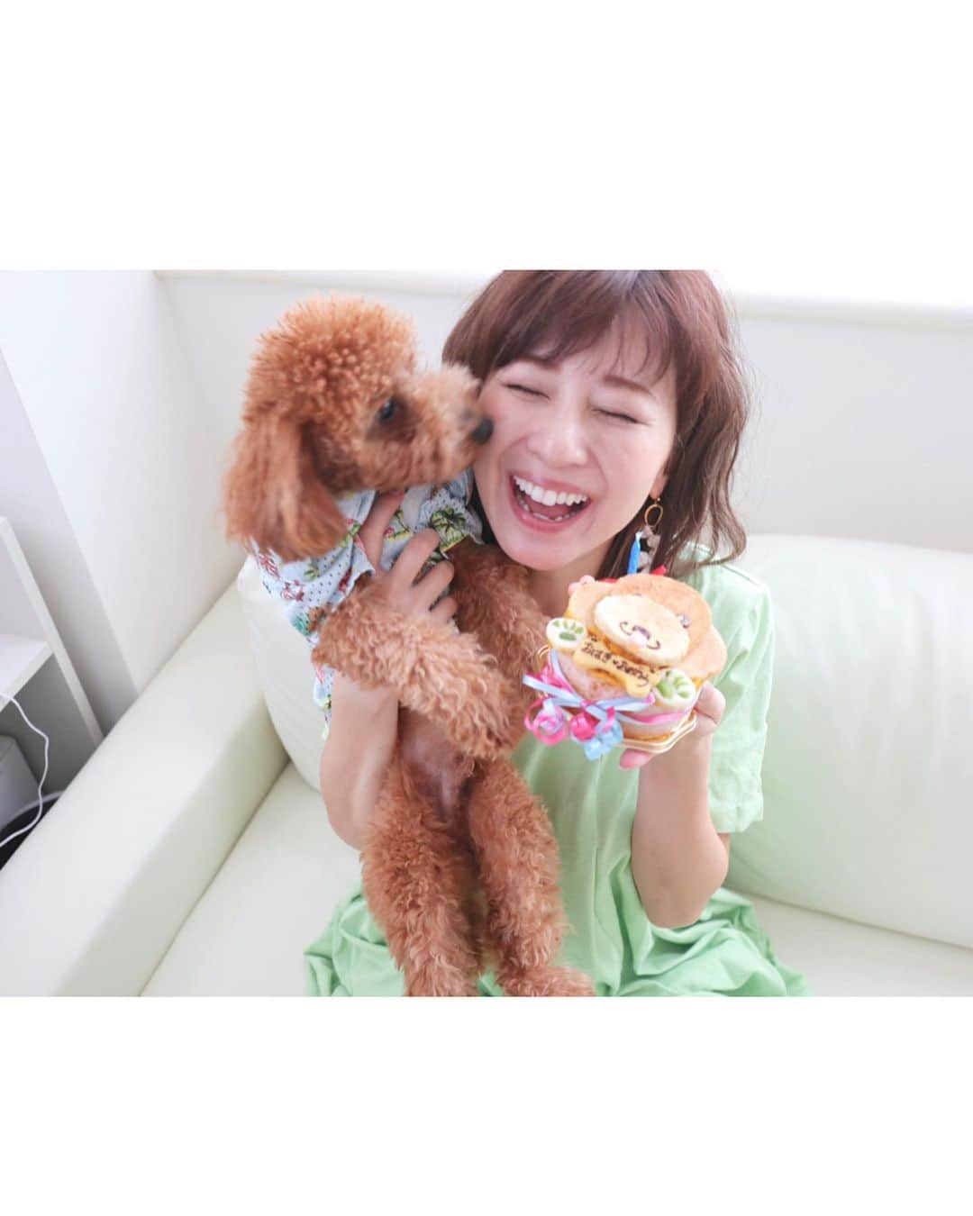 水野佐彩さんのインスタグラム写真 - (水野佐彩Instagram)「・ おはちゃん 1歳のお誕生日おめでとう🎂 私たちの家族になってくれて ありがとう💕 うちに来てまだ4ヶ月。 8ヶ月で我が家に来てくれてから 日に日に可愛く お利口さんになっていくおはぎ。 おしっこする場所を覚えて おすわりとお手ができるようになって お散歩ができるようになったね。 今では立派におもちの真似をして 片足あげてマーキングをしています。 人間もわんこも大好きなおはぎ。 こんなにドッグランに行く日々が来るとは おもちだけの時は想像もしてなかったよ。 おもちのひとりっ子主義みたいな性格にも 柔軟に対応してくれて ありがとう。 トイレもお風呂もキッチンもベッドも ぜーーーーーんぶついてきて 私がソファで一休みする時は 肩に顎を乗せてくるおはぎ。 おもちより少し大きめのサイズ感も とっても愛おしいよ。 帰宅した時にパィーンって泣く声も 話しかけた時やカメラを向けると首をかしげる姿も 寝ながらも手足を動かしていて 落ち着きがずっとないところも 全部全部大好きだよ。 あなたに出会えて 私たちの人生はより豊かになったよ。 まだ1歳！長生きしてほしいな。 これからの人生 私たちとずっと一緒だからね。 愛してるよ おはぎ❤️ #おもちとおはぎ #happybirthday #hbd #おはちゃん1歳 #おめでとう #🎂 #三男 #20190901」9月1日 19時18分 - saaya_mizuno