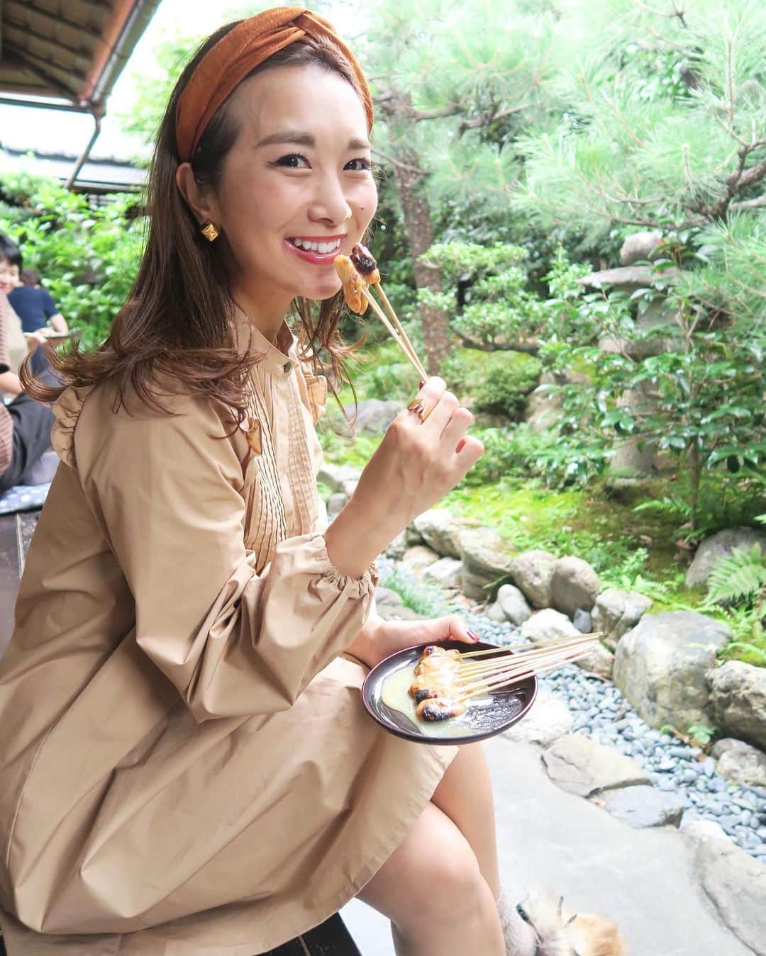 Mai Wakimizuさんのインスタグラム写真 - (Mai WakimizuInstagram)「食べたかったドーナツが完売（；＿；）めちゃくちゃ凹んだけど、気を取り直してあぶり餅食べに来ました♡景色の良い縁側をキープ♡1人前を数秒でペロリしちゃったので、主人のも横取り＼(^o^)／笑 #wakkingourmet#あぶり餅かざりや#かざりや#京都#kyoto」9月1日 19時18分 - wakkin__m