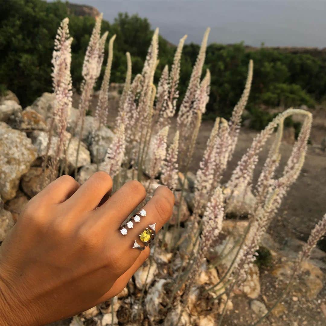 のインスタグラム：「Love to wear a yellow Heliodor on my tanned hand - TODAY/TOMORROW DOT RING   #delfinadelettrez  #delfinadelettrezlimitededition  #DDdotsring」