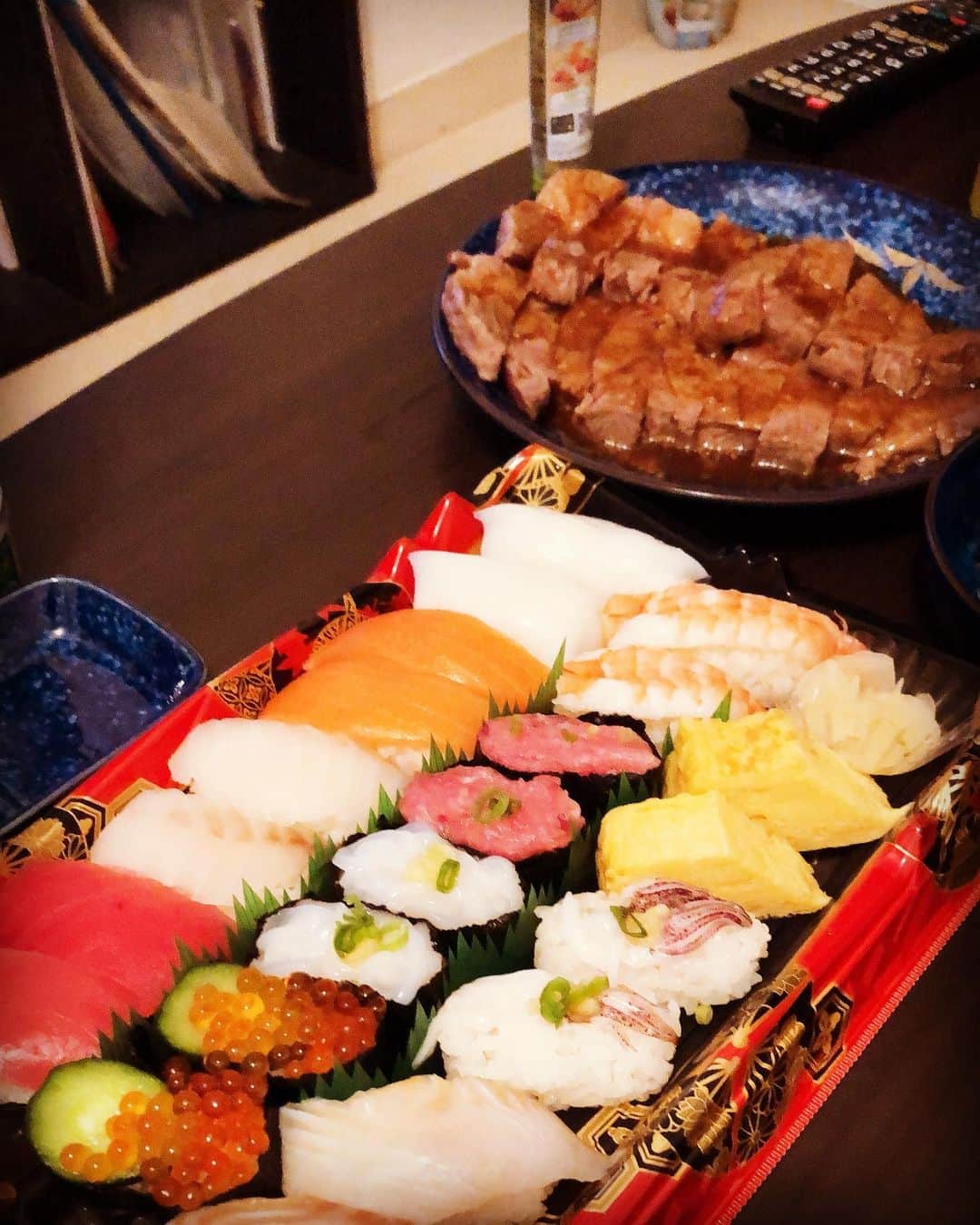 川合翔太のインスタグラム：「スーパーで贅沢したったわ！ . #寿司 #ステーキ」