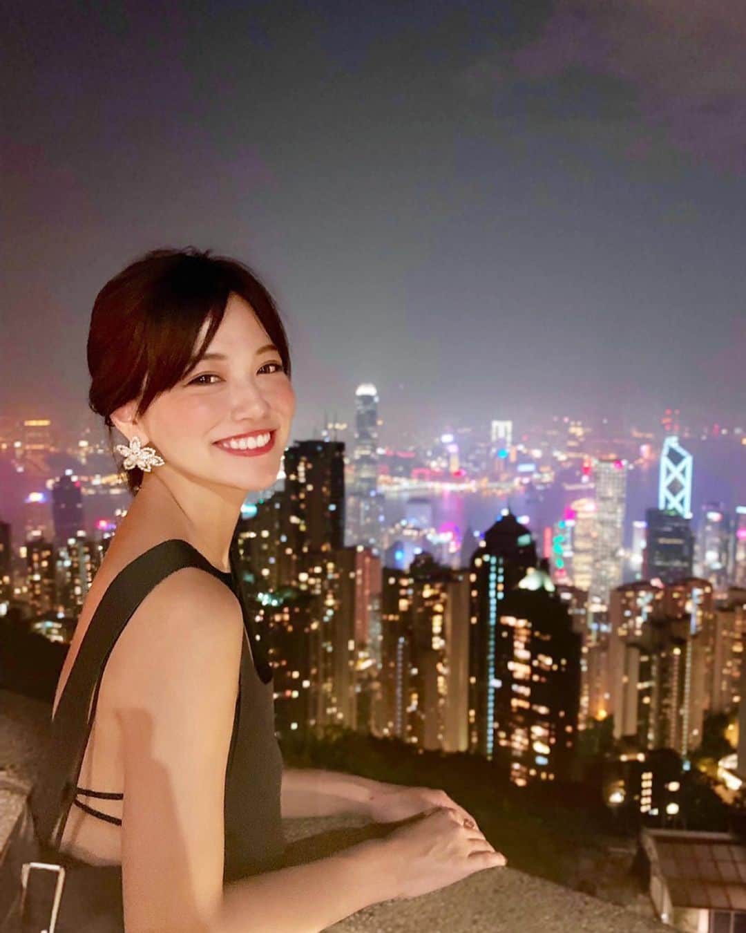 石井里奈さんのインスタグラム写真 - (石井里奈Instagram)「こんばんは😊❤️ . 今夜も香港編🇭🇰✨ 今回のお気に入りの1枚📸 . ここも絶対行きたかった場所🗼 100万ドルの夜景が堪能できるVictoria Peak✨✨💕 . 天候に恵まれて絶景を見ることができました😭✨感動〜！ . とってもロマンチックな空間でした❤️ . ちょっとおしゃれして、夜はドレッシーコーデに👗✨ ずっとクローゼットに眠ってた @jilsander のドレス✨🙌 . ピアスは @iroy_official で❤️ また全身載せます✌️ . 明日から9月のお仕事開始ですね！ あな番今夜見なくちゃ！田宮さん🥺 頑張りましょう❤️ . #victoriapeak #thepeak #hongkong #hongkong🇭🇰 #hongkonggirl #hongkongairport #nightview #夜景 #絶景 #ヴィクトリアピーク #100万ドルの夜景 #香港 #香港旅行 #香港観光 #太平山 #china #中国 #chinese #visithongkong #hk #jilsander #blackdress #night #lightup #イルミネーション #ライトアップ #beautiful #nightout #東京カレンダー 風 #あなたの番です」9月1日 19時16分 - ri7tin1025