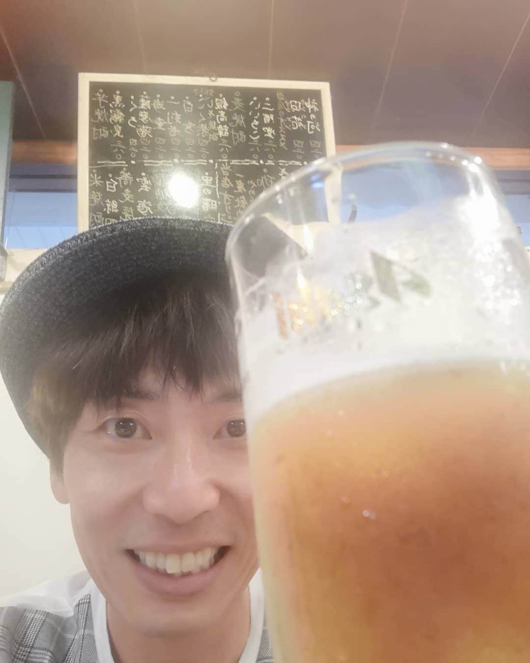 岡田達也のインスタグラム：「大阪上陸。 お気に入りのお店にて。  今日も一日お疲れさまでした！  #大阪 #梅田 #串くわ焼き #生ビール #岡田達也」