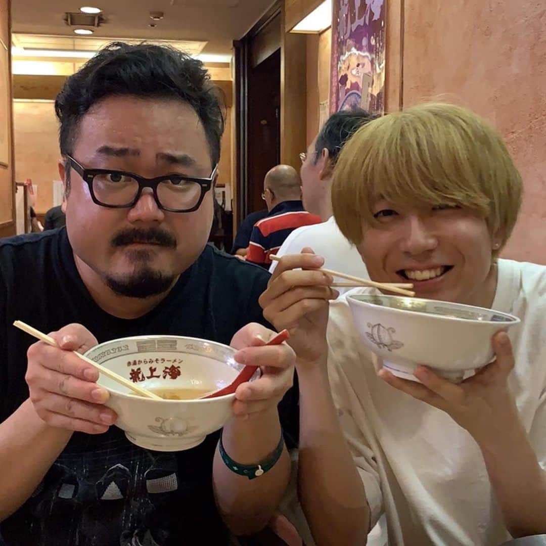 のインスタグラム：「この写真、谷やんファンにはたまらないでしょ。 キュンってきちゃうでしょ。 photo by @keisuke_matsuoka  ラーメン博物館…なんか勝手に行った気になってたけど行ってないじゃん！って事で行ってきました。楽屋出るタイミングで芹澤さん @serizawa_specialothers に教えていただいた味楽と龍上海に。めちゃうまー！芹澤さんありがとうございます！！！ いやぁ〜楽しかったなぁ〜」