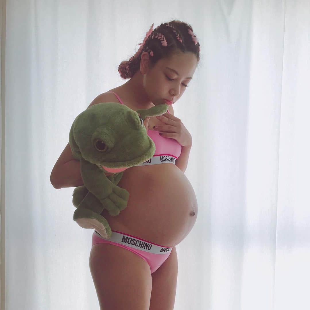 知念美加子さんのインスタグラム写真 - (知念美加子Instagram)「マタニティフォト📸 ・ ・ ・ たけのこ産まれる2日前。 ギリギリのマタニティフォト笑 おうちでのんびりダーリンさんと撮影しました♫ ・ ・ あんなに苦しくて、早く解放されたいと思ってたのに、見ると愛おしくなる🥺笑 ・ ・ #マタニティフォト #matanityphoto #pregnancyphoto  #たけのこメモリー #チェキ」9月1日 19時26分 - chinenmikako