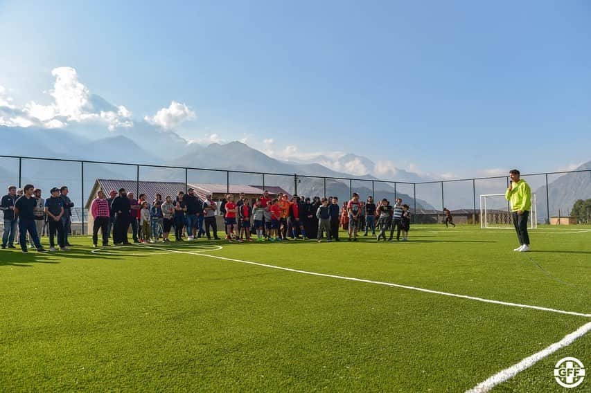 レバン・コビアシビリさんのインスタグラム写真 - (レバン・コビアシビリInstagram)「🇬🇪⚽️ ყაზბეგის მუნიციპალიტეტში, სტეფანწმინდაში ახალი საფეხბურთო მოედანი გაიხსნა New Football pitch in Kazbegi ⛰🏟」9月1日 19時23分 - levankobiashvili