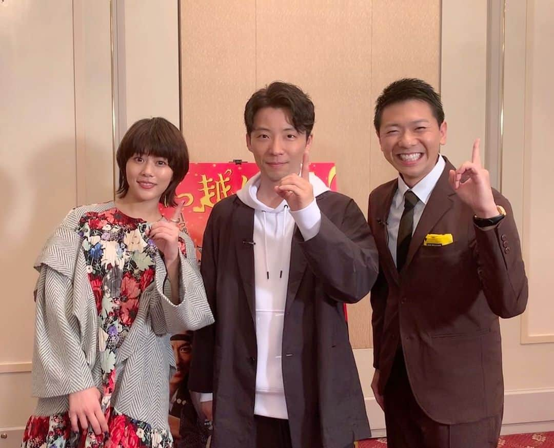 上坂嵩さんのインスタグラム写真 - (上坂嵩Instagram)「#星野源 さん #高畑充希 さんへのインタビュー！﻿ついに明日の #ドデスカ で放送予定です！！﻿ ﻿ 源さんにとって6年ぶりの主演作となる映画 #引っ越し大名 ！﻿ ﻿ ファンの一人としては、源さんの半生とも重なる主人公の成長物語に感激。﻿ コンプレックスと向き合い、好きなものを力に変え、仲間ともに難関に立ち向かっていく。﻿ その姿は、現代を生きるすべての人に通じるはず。観たあと、がんばる力が湧いてくる痛快エンターテインメントでした！﻿ ﻿ そんな作品への想いはもちろん！﻿ ストーリーにちなんで、源さんにとって人生最大のピンチを伺いました！﻿ ﻿ そして高畑さんが演じるのは、物語のヒロイン。﻿ 役作りや撮影現場での驚きの裏話、そして座長である源さんの魅力なども明かしてくれています！﻿ ﻿ 映画は、大ヒット公開中！！﻿ そして初日舞台挨拶の模様も、あすの #ドデスカ でご紹介します！﻿ お見逃しなく！！﻿ ﻿ ﻿ #高橋一生 #濱田岳 #及川光博 #松重豊 #犬童一心 監督﻿ #メーテレ #アナウンサー #上坂嵩」9月1日 19時23分 - takashi_uesaka_nbn