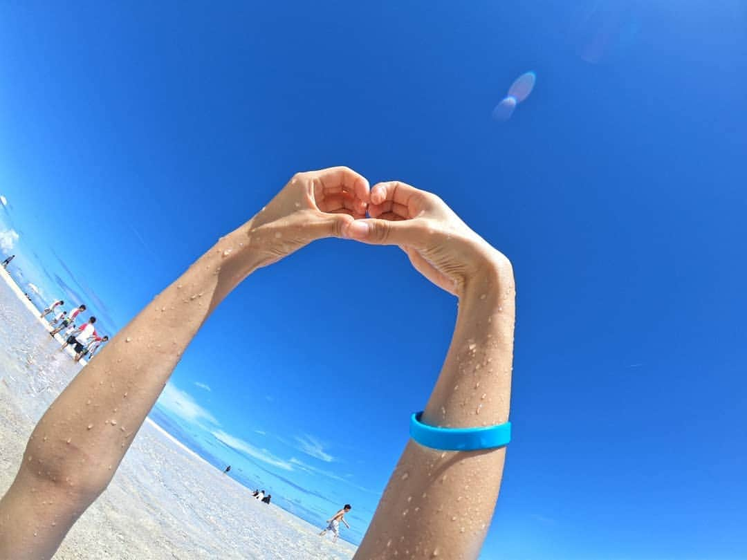 宮城夏鈴さんのインスタグラム写真 - (宮城夏鈴Instagram)「I found a perfect sky☁.°🌞 ： 今週末は、与論島に初上陸しました！  那覇空港から45分のフライトで この空と海！ 沖縄に住んでいながら、 近辺の島に行ったことがなくって ぜひ行ってみたいと 与論島に行ってきた！  あまりの綺麗さと、のどかな雰囲気に ❣❣❣の連発でした。  羽を伸ばして、海で遊んで帰って来て ちっと反省、 真っ黒に焼けてしまった！🙊🙊🙊 次は、実は行った事のない 石垣島や、宮古島にも行ってみたい！ 沖縄にいてもなかなか知らない景色が あるんだなぁ  #与論島 #yoronisland #百合ヶ浜」9月1日 19時29分 - karin_karin0516