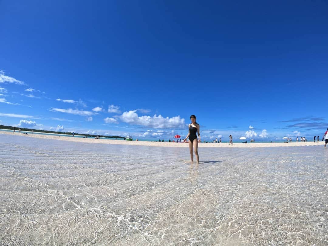 宮城夏鈴さんのインスタグラム写真 - (宮城夏鈴Instagram)「I found a perfect sky☁.°🌞 ： 今週末は、与論島に初上陸しました！  那覇空港から45分のフライトで この空と海！ 沖縄に住んでいながら、 近辺の島に行ったことがなくって ぜひ行ってみたいと 与論島に行ってきた！  あまりの綺麗さと、のどかな雰囲気に ❣❣❣の連発でした。  羽を伸ばして、海で遊んで帰って来て ちっと反省、 真っ黒に焼けてしまった！🙊🙊🙊 次は、実は行った事のない 石垣島や、宮古島にも行ってみたい！ 沖縄にいてもなかなか知らない景色が あるんだなぁ  #与論島 #yoronisland #百合ヶ浜」9月1日 19時29分 - karin_karin0516