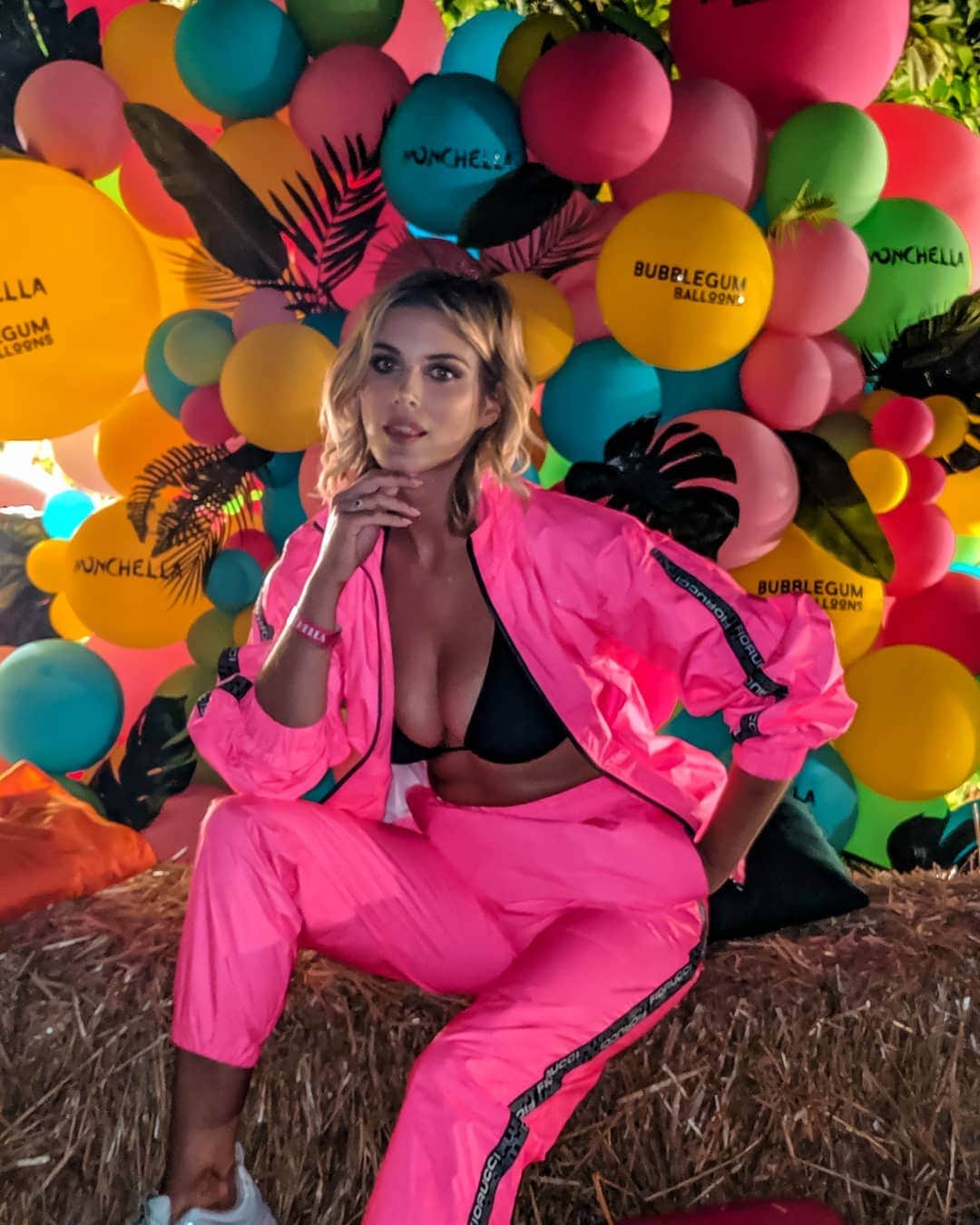 Ashley Jamesさんのインスタグラム写真 - (Ashley JamesInstagram)「Pink to make the boys (and girls) wink. 😉 Such a fun night at #monchella, thank you @montanarosebrown1and happy birthday you dreamboat. 🎈✨ Also, thanks to @fiorucci for lending me this entire outfit, I'm in love with being a pink highlighter pen. 💗」9月1日 19時31分 - ashleylouisejames