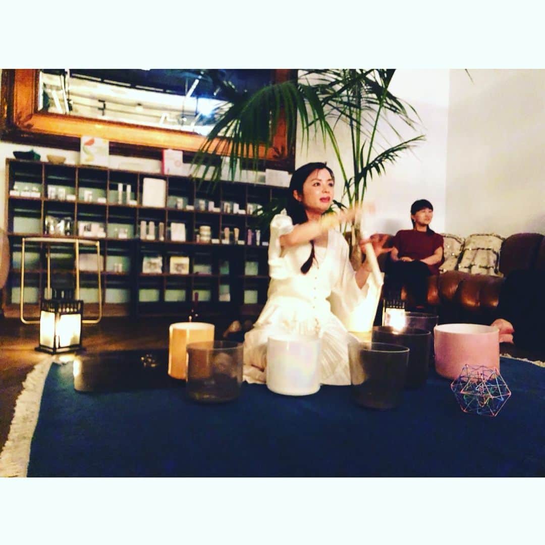 森下紀子さんのインスタグラム写真 - (森下紀子Instagram)「. @ones_jingumae で開催された、 新月のクリスタルボウルナイトへ。  デトックスフードをいただきながら、 Onesオーナーのオカモトちゃん の@noeokamoto シンクロニシティカードセッション、  そして井上靖子さんの  @yasuko8elshan  宇宙と繋がる素晴らしいクリスタルボウルの演奏✨  自分と宇宙と繋がる時間が とても心地良くて、 是非次回も参加したくなりました！  次回は9月29日の新月に開催予定。 . #新月 #クリスタルボウルナイト #onesjingumae」9月1日 19時33分 - noriko_morishita_