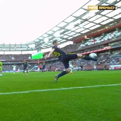 F2Freestylersのインスタグラム：「THE MADDEST DOUBLE GOAL LINE CLEARANCE YOU’LL SEE 😱😰😅 @premierliga」
