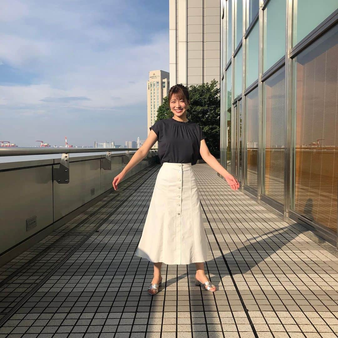 フジテレビ「めざましテレビ」さんのインスタグラム写真 - (フジテレビ「めざましテレビ」Instagram)「8月29日（木）きょう何着て行く？ ・ ファッション雑誌CanCamとコラボした お天気コーナー「きょう何着て行く？」 阿部華也子ちゃんの毎日のコーデを紹介♪ ・ 【きょうのコーデ】 ブラウス→#Vis 1980円 スカート→#UNIQLO 2990円 靴→#パラディ クルール １万3000円 スカーフ→#ECLIN 2000円 ピアス→#Lycka 1400円 イヤリング→#mimi33 2600円 ・ 【コーデのポイント】 ポイントは白のデニムスカート👗 長め丈としっかりした素材感がリッチ見えする「プチプラ」アイテム👀✨ 首元のフリルがかわいいスタンドカラーブラウスを合わせて 上品カジュアルにまとめました💁🏻‍♀️ ・ #めざましテレビ #きょう何着て行く？ #阿部華也子 #今日のコーデ#コーデ #CanCam #今日のファッション#ootd #きょう何着て行く？は月〜金朝6時22分ごろ放送！」9月1日 19時37分 - mezamashi.tv