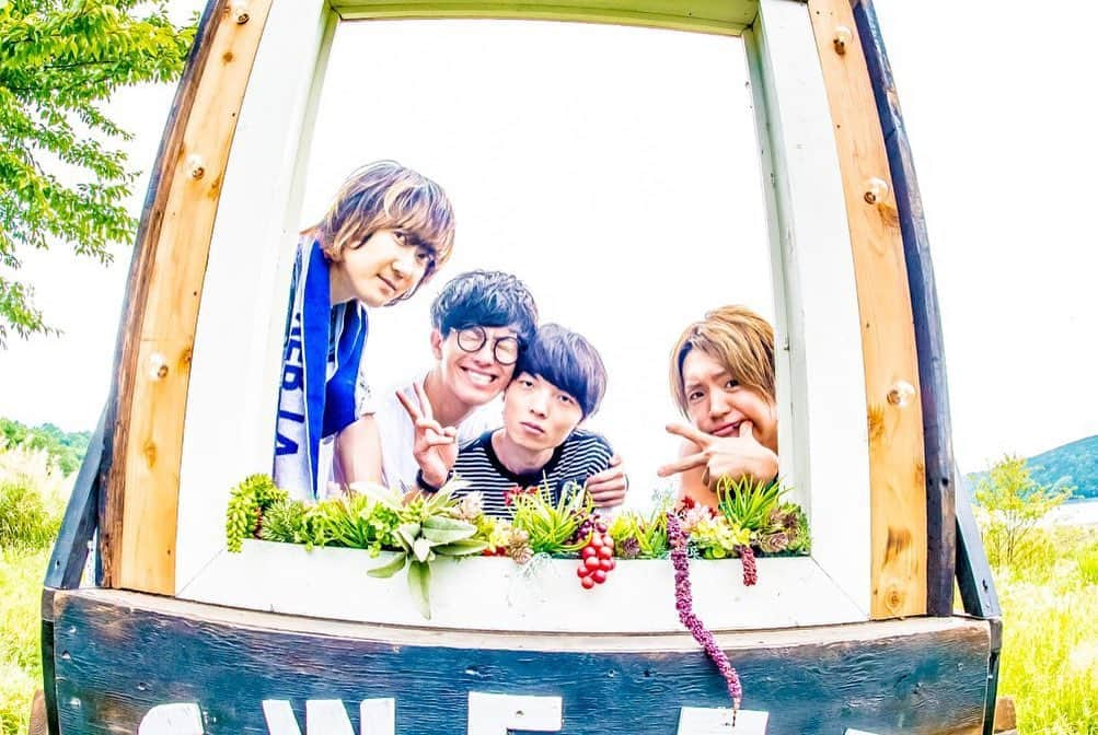 BLUE ENCOUNTさんのインスタグラム写真 - (BLUE ENCOUNTInstagram)「SWEET LOVE SHOWER 2019＠山梨県 山中湖交流プラザきらら 2019.09.01  青空の下ありがとうございました！  全国ワンマンツアーチケット発売中！ オフィシャルHPからチェック！  photo by @hamanokazushi  #blueencount #ブルエン #sweetloveshower  #sls  #ラブシャ  #バッドパラドックス #バッパラ」9月1日 19時40分 - blueencount_official