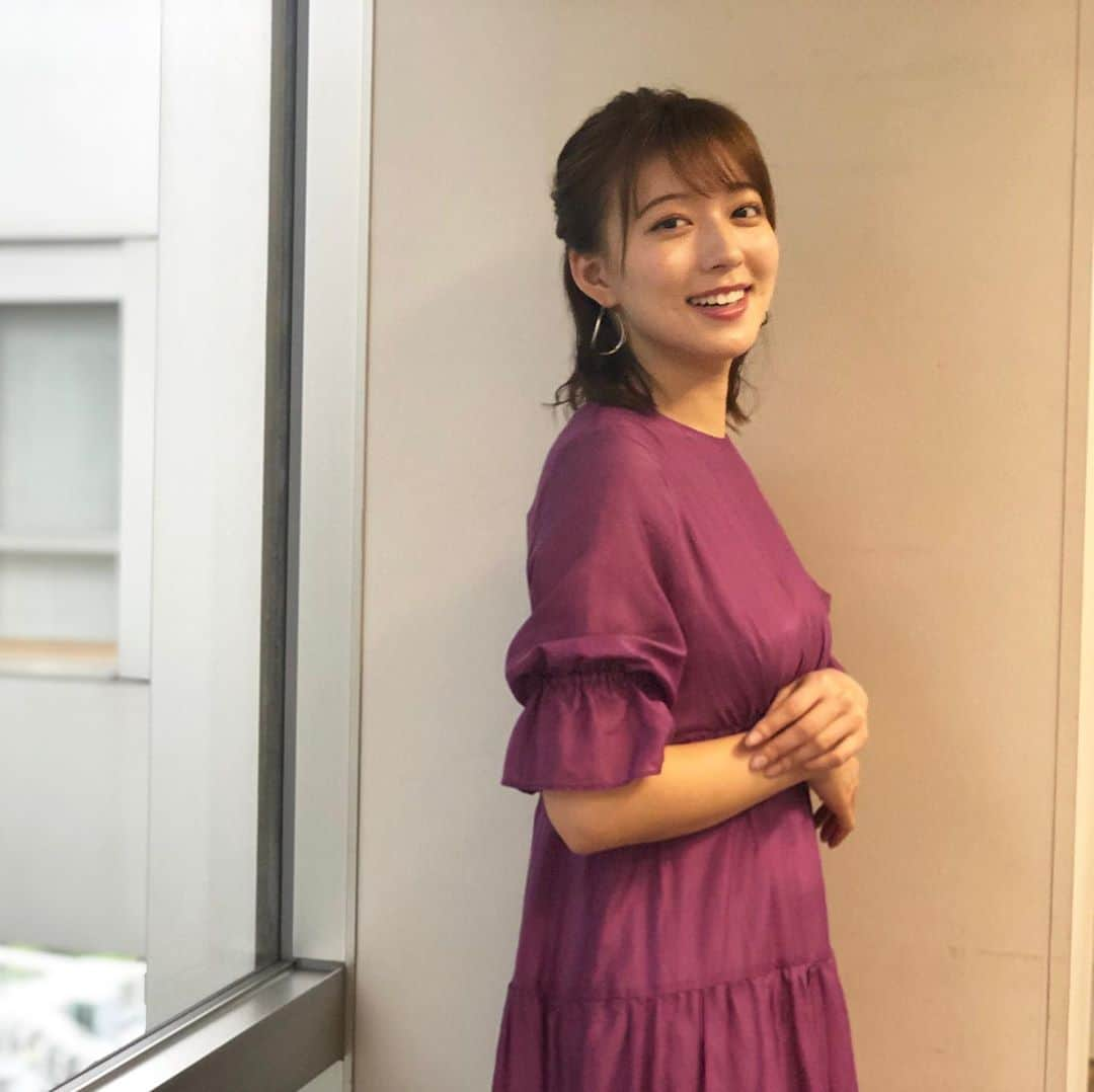 フジテレビ「めざましテレビ」さんのインスタグラム写真 - (フジテレビ「めざましテレビ」Instagram)「8月30日（金）きょう何着て行く？ ・ ファッション雑誌CanCamとコラボした お天気コーナー「きょう何着て行く？」 阿部華也子ちゃんの毎日のコーデを紹介♪ ・ 【きょうのコーデ】 ワンピース→#EMMELREFINES 2万2000円 靴→#セヴントゥエルヴサーティー 1万9000円 ピアス→#アネモネ 1800円 ・ 【コーデのポイント】 主役はこっくりしたパープルのワンピース👗 ふんわりとした袖をゴムで絞った「キャンディースリーブ」や 段々になったティアードデザインが一枚で存在感抜群🤩✨ 足元は肌馴染みのいいベージュサンダルで スッキリまとめるのが好バランスです👀 ・ #めざましテレビ #きょう何着て行く？ #阿部華也子 #今日のコーデ#コーデ #CanCam #今日のファッション#ootd #きょう何着て行く？は月〜金朝6時22分ごろ放送！」9月1日 19時43分 - mezamashi.tv