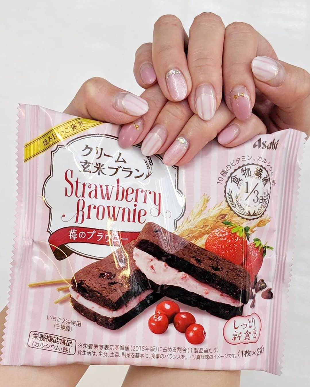 のインスタグラム：「🍓⠀ ⠀ 9月になったのでネイルを新しくしてきたよ(星)  デザイン何にしようかなーて思って見てたら可愛いの見つけた😻 クリーム玄米ブランのブラウニーシリーズとネイルクイックのコラボのデザインだよ！！ しかもコラボデザインを選んで施術したら、クリーム玄米ブランもらえちゃうよ！！ よく食べるから嬉しい✨ 可愛いからネイルと一緒に撮ってみた😘 10/31までの限定企画だよ！！ #クリーム玄米ブランコラボネイル #pr」