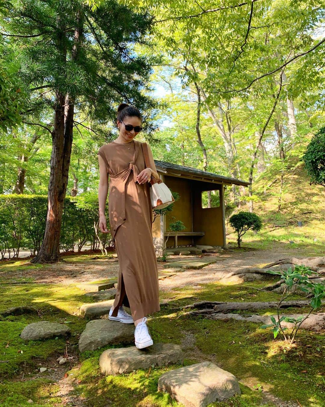 大日方久美子さんのインスタグラム写真 - (大日方久美子Instagram)「・ Outfit ☆ ・ Cardigan&Dress → @aton_tokyo  Bag → @ayako_tanaka_  Shoes → #converse ・ ストーリーに沢山の問い合わせをいただいていたカーデとニットワンピースは @aton_tokyo のものです。  同色同素材のもので、昨日はカーデをタスキのように結んでいました。 ・ ・ #kumicloset  #kumitravelstyle #atontokyo」9月1日 19時52分 - kumi511976