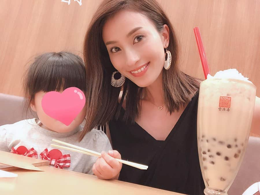 蜂矢有紀のインスタグラム：「👧🥤👩💕 ・ 娘と #タピ活 🤤❤️ (基本パパも道連れ👨w) ・ 娘の夏休み最終日👋 沢山お出かけして👨‍👩‍👧💓 楽しい思い出いっぱい☺️ 色々とupしたいのあるのに いつも間に合わない…🤪w ・ 夏休み、大変だなぁ🙄と 思っていたけれど… また幼稚園始まったら私が 寂しくなりそう😂🤫💦 ・ #愛娘 #娘 #4歳 #年中さん #仲良し親子 #親子 #母娘 #夏休み #思い出 #タピ活 #タピオカ #春水堂 #お台場 #ヴィーナスフォート #family #summer #daiba #venusfort #tapioka #🥤」