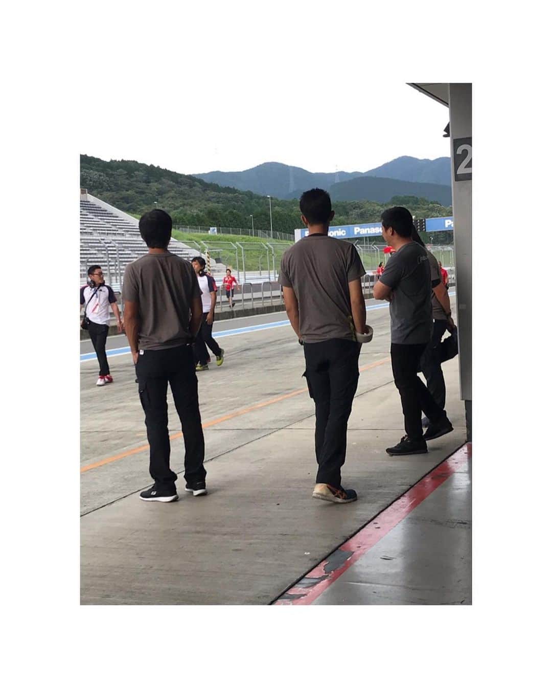 大谷芽衣さんのインスタグラム写真 - (大谷芽衣Instagram)「・ ・ ・ 昨日一昨日とA1 Fun Cup ２日間とっても 楽しかったです♡ いつかは車検場でおどおどせずに 一人でちゃんと出来るように なりたい…‼︎ トラウマ克服しなきゃ(´･_･`) ・ さちこさんと写真撮るのまた忘れて めっちゃショック(´•̥ω•̥｀) 久しぶりに会えて嬉しくて嬉しくて たくさんお話出来て 嬉しくなりすぎて写真忘れた(｡•́ωก̀｡) メカさんたちは相変わらず優しくて かっこよかった♡ Hitotsuyamaの皆様 A1ドライバーの皆様 ありがとうございました‼︎ ・ ・ #teamhitotsuyama #a1 #a1funcup #富士スピードウェイ」9月1日 20時02分 - otani_mei