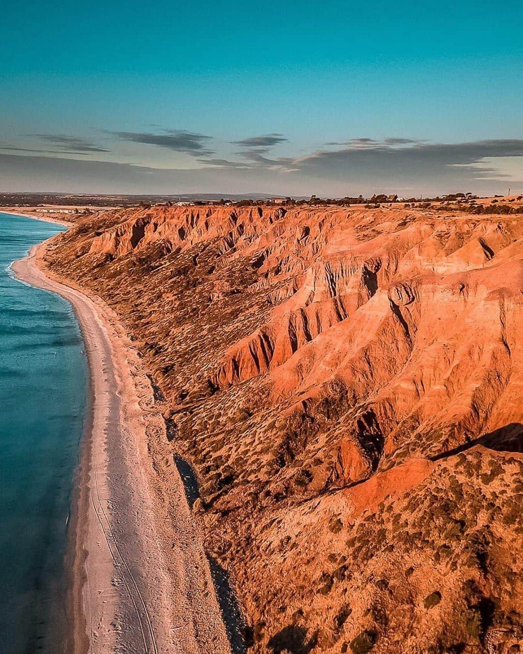 Australiaさんのインスタグラム写真 - (AustraliaInstagram)「In @officialfleurieupeninsula, you get wavy mountains to go with the wavy sea. ⛰️🌊 @antstagram_sa captured the dramatic landscape of #SellicksBeach, where big prominent hills meet the broad sandy beaches. This popular swimming and fishing spot in @southaustralia is one of the few beaches where cars are allowed on the sand, so you can enjoy a scenic #beach drive on the firm sand. Our tip: Grab a bite to eat at @victoryhotel on top the hill for another stunning angle of the area.  #seeaustralia #seesouthaustralia #fleurieupeninsula #travel #thegreatoutdoors」9月1日 20時00分 - australia