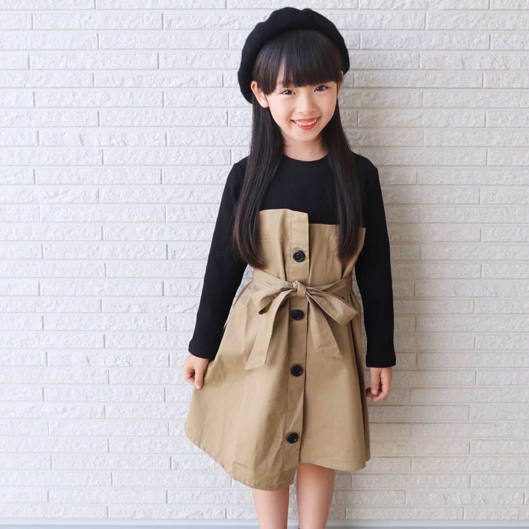 Akiのインスタグラム：「9/1 ・ 秋服はじめました👖  @urbancherry_ のトレンチワンピース👗 ・ やっぱり秋服が1番好き🍁 ・ ・ 最近の娘 ・ 水たまりをジャンプして飛び越えようとして すってんころりんして 脚負傷🦵 大号泣👧🏻 ・ まだまだ1年生 これが1年生 荒ぶる1年生 ・ ・ そして そんな時に限って 友達にばったり会うあるある😌 ・ ・ お知らせ ・ 娘の好きな食べ物リストに 最近新たな1品が追加されたことを ここにご報告致します📢 ・ その名は 【めかぶ】 ・ #納豆ご飯と冷奴とめかぶがあれば大満足な人と繋がりたい ・ ・ ・ ・」