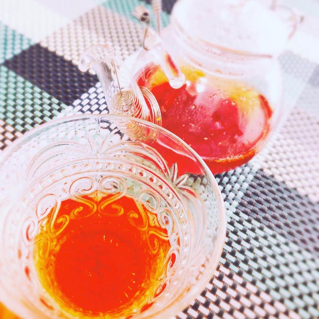 段文凝のインスタグラム：「週末家でのんびりしてマス☕️ローズヒップティーが最近マイブーム🎵  #ハーブティー  #ローズヒップティー #美白効果」
