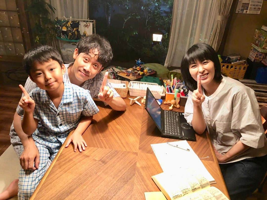 TBS日曜劇場「ノーサイド・ゲーム」のインスタグラム：「📺第8話まで、あと1時間😃✨📺 あと‪1時‬間です‼️ 準備OKですか❓ まもなくです😀✨ . #ノーサイドゲーム  #池井戸潤 #大泉洋 #松たか子 #市川右近 #日曜劇場 #TBS #ドラマ #📺 #ラグビー #rugby #🏉 #撮影中 #オフショット #お楽しみに #仲良し家族 #家族写真 #family」