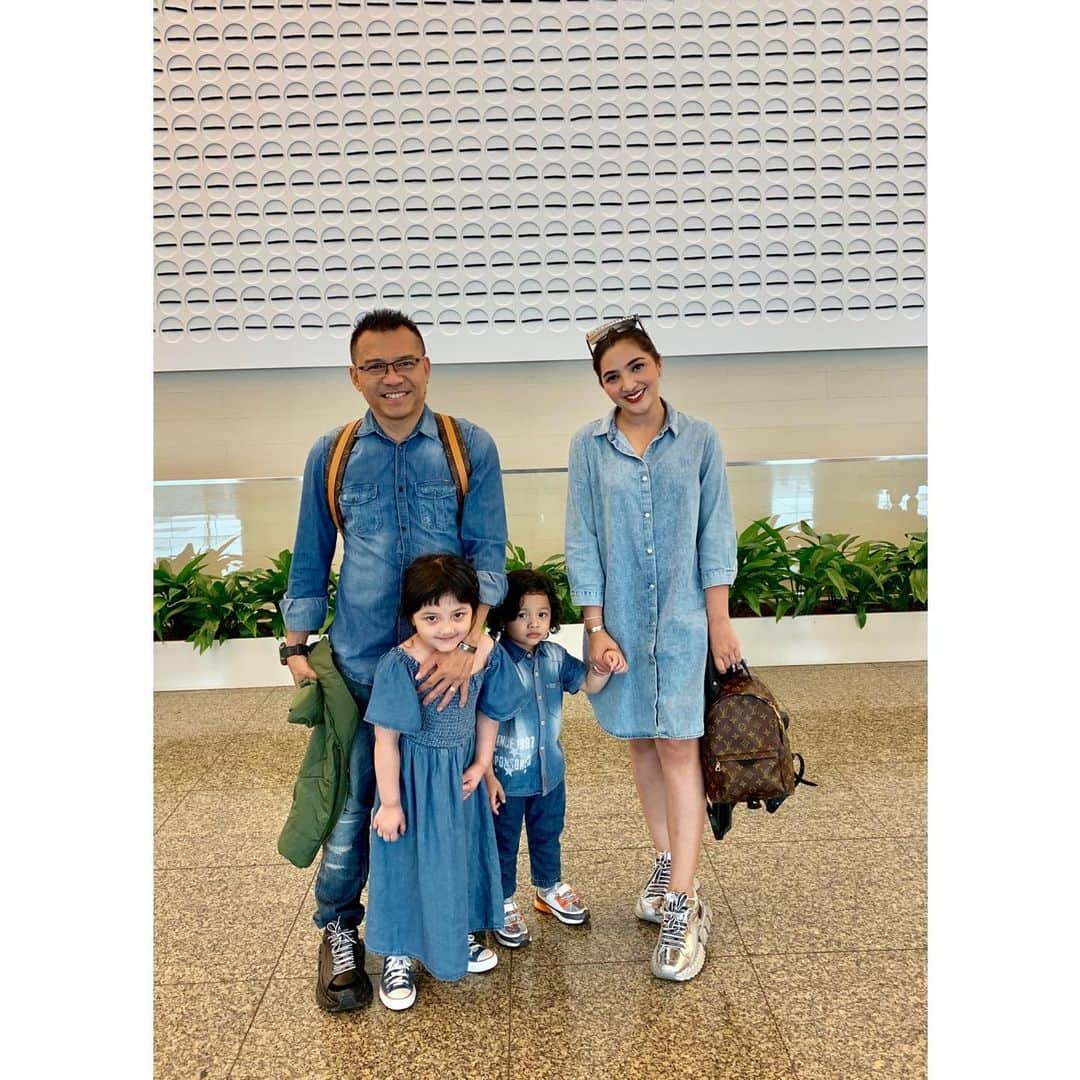 Ashantyさんのインスタグラム写真 - (AshantyInstagram)「Mau cerita tentang trip kita kali ini.. jujur ini pertama kali nya buat kita pergi hanya ber4.. biasa tau sendiri kan selalu segambreng, hehe kali ini bahkan kak loly dan kak jiel ngga ikutan.. apa lagi sus2 dan dayang2 hehe.. niat nya emang cuma mau ajak mereka nonton live aladdin aja.. kita taro semua di vlog kita betapa serunya perjalanan kali ini.. ribet pasti banget2 hehe kenapa?? Paling utama karna aku baru banget sampe dari paris dan masih jetlag parahh, sempet mau batalin tapi ngga mau mereka kecewa😭😭 jadi itu rada berat karena malem ngga bisa tidur, siang anak2 melek harus jagain mereka😀.. kalo cuma jaga anak aja sihh mungkin enak yaa. Ini plus bawa semua barang sendiri, janji mau ngevlog buat content the hermansyahA6.. apa lagi boong banget kl ngga pengen story juga buat instagram hehe maaf buat yg wa atau tlp aku ngga bales yaa.. pas buka2 udah banyak banget saking ngga bisa nya pegang hp. Belum lg pas semua lagi mau sm bunda nyaaaaa hehe bawa stroller, cari taksi dll woww banget pokoknyaa hehe.. tapi aku disini merasa sangat beruntung punya suami kayak @ananghijau belum tentu semua suami mau lakuin yg dia lakuin, kena omel aku terus kl lagi panik dan ribet, super sabar walau diujung2 sempet ngga tahan juga hahaha.. buat yg belum pernah nyobain wajib banget sihh, berasa banget 24jam sm mereka walau lelah tp sangat amat bahagiaaaaa!! Buat mommy2 yg 24 jam dirumah pasti ini biasa aja yaa hehe buat yg kerja juga kayak aku harus cobain banget keseruan nya, diyoutube juga nanti aku akan kasih tips2 buat kalian( gaya beut yahh baru pertama udh punya tips) tapi tips ini dari hasil 3 hari ini perjalanan aku dan pasti bermanfaat buat kalian.. intinya nii yah,  mau mommy2 yg kerja atau pun mau yg 24jam sm anak. Sama2 istimewa dan berjuang buat anak2 nya, yg kerja pun cari uang buat anak kann ( jangan sampe sibuk tapi buat diri sendiri,big NOOO) percuma juga 24 jam sm anak tapi ngga berkualitas. Buat aku yg penting itu mau seberapa lama waktu kalian, yg penting berkualitas dan ada “isi” nya buat anak2.. duh saking happy dan semangat panjang curhatnya,mau lebih panjang lg dan tau serunya nonton youtube kita subscribe dulu the hermansyahA6 yaa..」9月1日 20時10分 - ashanty_ash