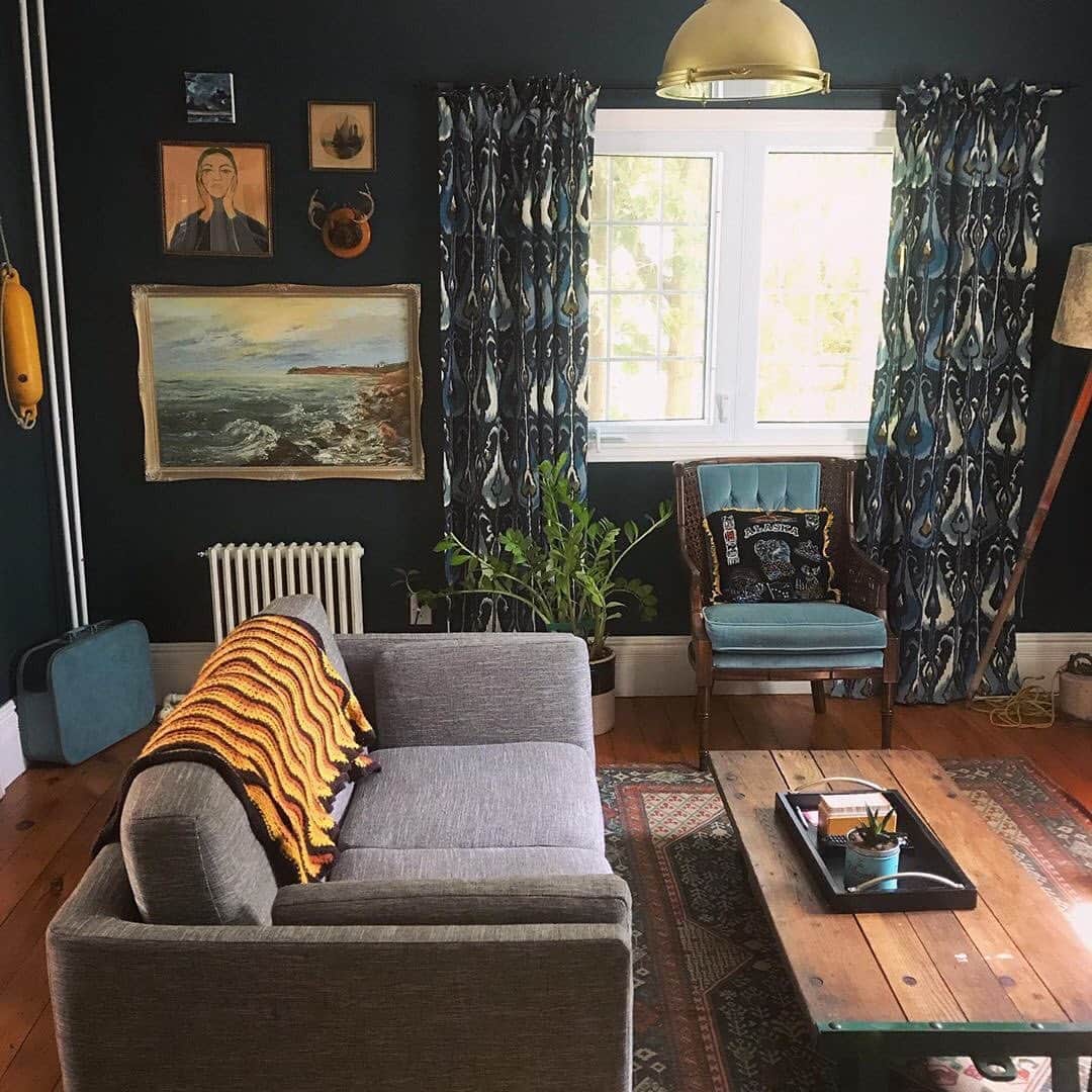 Airbnbさんのインスタグラム写真 - (AirbnbInstagram)「Can you guess which movie director inspired the decor of this 100-year-old Canadian cottage? From a summer camp-themed bedroom to a submarine-style living room, Superhost Dayna’s home is an homage to the whimsy and wonder of her favorite Hollywood filmmaker. And if you're looking for a different kind of theatrical magic, the live shows of Picton's Regent Theater are only a short walk away.  Tap the link in our bio to explore the rest of Dayna's home in Airbnb Magazine.  Photo: @mrandersonshouse @arasimaging」9月1日 20時04分 - airbnb