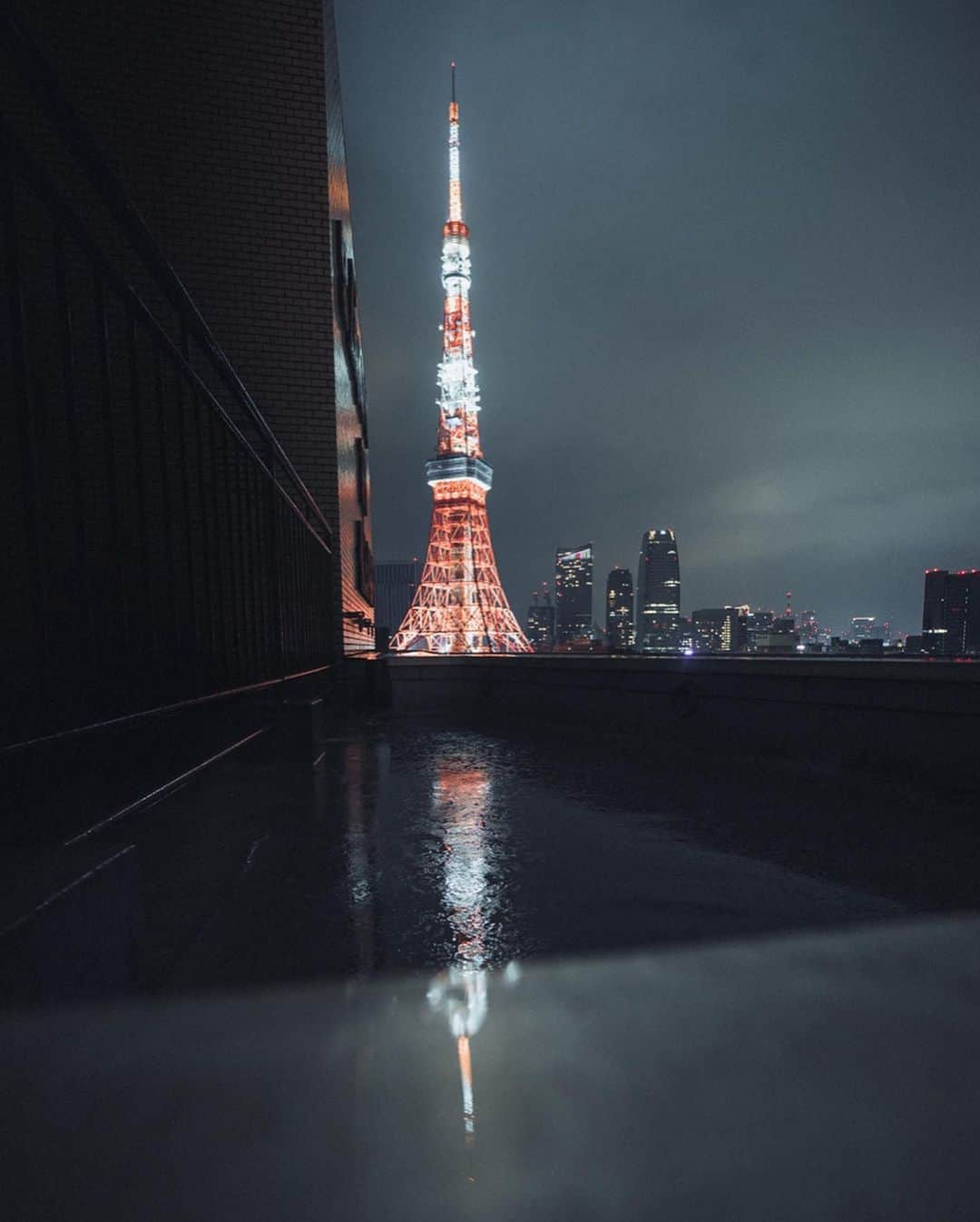 Thomas Kakarekoさんのインスタグラム写真 - (Thomas KakarekoInstagram)「darker side of town  finally got to see Tokyo Tower in all its nighttime glory before I had to leave this city. also the final set from Tokyo as for now. many thanks to all of you for the amazing feedback.  #tokyo」9月1日 20時04分 - thomas_k