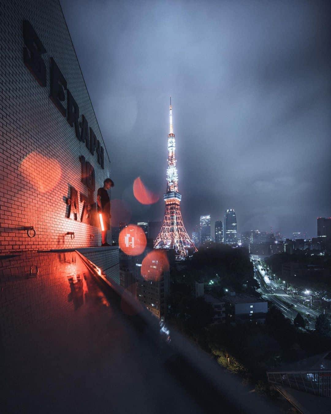 Thomas Kakarekoさんのインスタグラム写真 - (Thomas KakarekoInstagram)「darker side of town  finally got to see Tokyo Tower in all its nighttime glory before I had to leave this city. also the final set from Tokyo as for now. many thanks to all of you for the amazing feedback.  #tokyo」9月1日 20時04分 - thomas_k