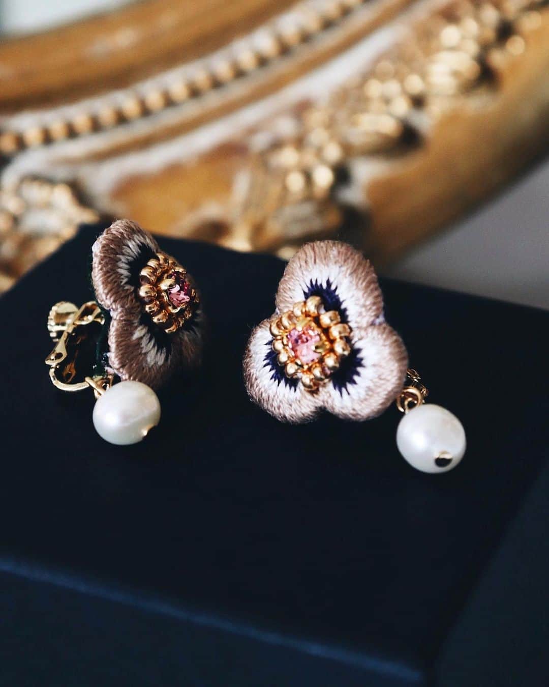 handmade shopのインスタグラム：「10月に福岡でpopupをします！😊﻿ ﻿ 10月4(金).5(土).6(日)か﻿ 5(土).6(日).7(月)のどちらの日程が﻿ いいかストーリーズでアンケート﻿を取っているので﻿ popupに行きたいなと思う方はぜひ﻿ アンケートに答えていただけると嬉しいです🌟﻿ ﻿ ﻿ ﻿ 9月のonline shopオープンのお知らせ🌟﻿ ﻿ 9/6(金)21:00から4日間﻿ online shopをオープンします﻿ ﻿ 今回からお花のアクセサリーを﻿ 受注生産にて販売します！﻿ ﻿ 受注生産だと売り切れになることは﻿ ありませんのでごゆっくりと﻿ お買い物を楽しんでいただけます😊﻿ ﻿ ﻿ 今回販売するのは﻿ ピアス、イヤリング、ブローチです﻿ ﻿ いつもの一粒サイズに加えて﻿ 小粒サイズも今回から販売いたします﻿ ので楽しみにされていてください✨」