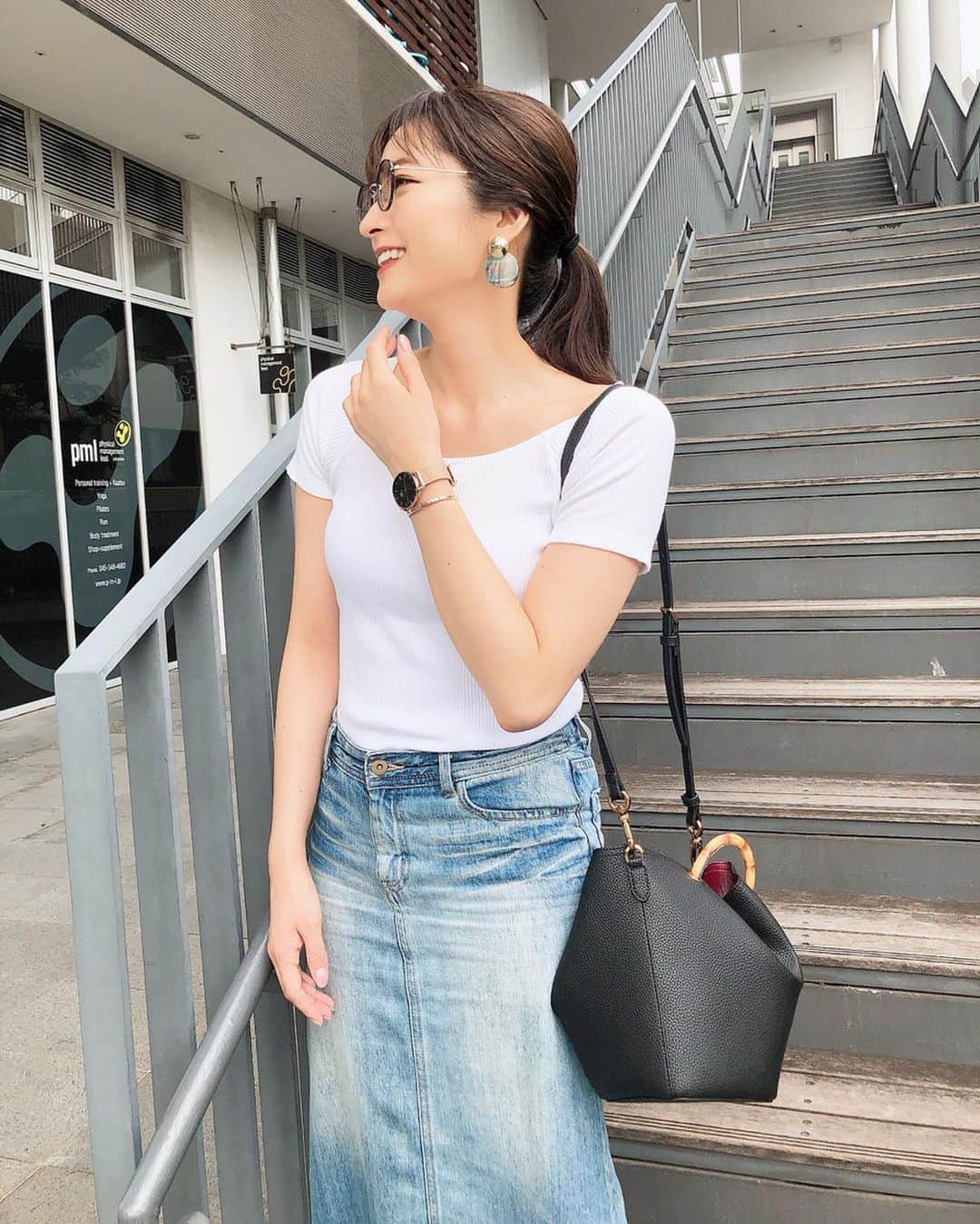 のインスタグラム：「・ 白×デニム👖やっぱり好き❤️ 何だかんだシンプルが1番なんだよな〜🤪 HIUFESに向けての衣装探しの時、 どさくさに紛れて 私物用にデニムパンツ、デニムスカート全部で3着買ってしまった🤣❤️ 早くこっちも着たいな〜😎 ・ ・ シンプルコーデの日は 時計を文字盤が大きいものにして アクセントにしてるよ😚✨ ずーっと愛用している @danielwellington のもの⌚️💕 クーポンコードをまたいただいたので 載せておきます💓 15%off→hiura (10/31まで有効、公式サイト使用のみ) ・ ・ 8月が終わっちゃった🤭🤭🤭 ・ ・ #danielwellington #ダニエルウェリントン #DW新作 #DW手元ルックス #シンプルコーデ #デニムスカートコーデ #白ティコーデ」
