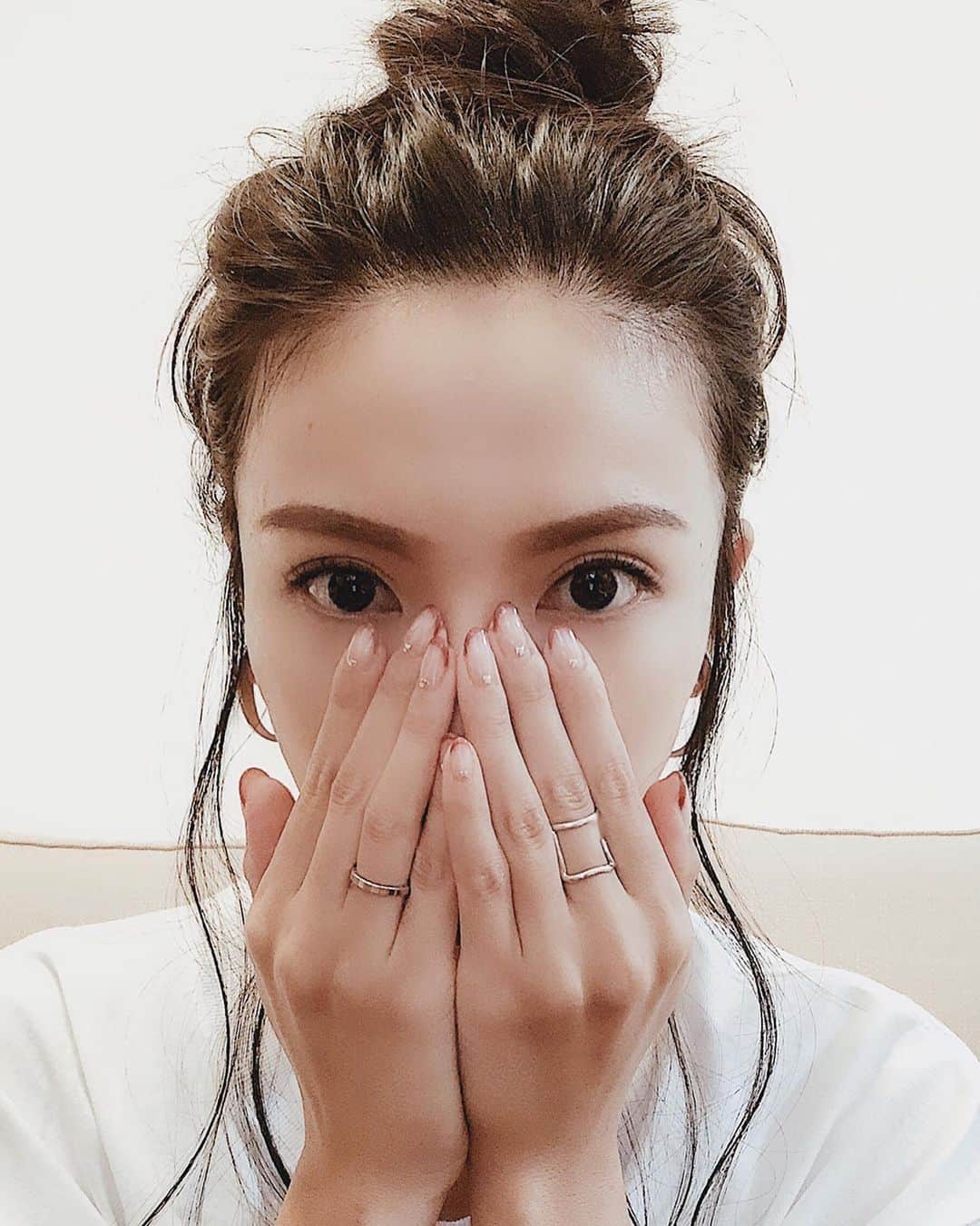 吉田愛璃のインスタグラム：「. . ここ何日か体調悪くて引きこもりの日 疲れがドドド⚡︎ . . ネイルはいつもセルフ派🙋‍♀️ シンプルなのしかやらんから、いちいちサロン行くのめんどくさいってだけだけどw  ずっと @soluzgel_official 使ってるんだけど 剥がれなくて持ち良いし、マニキュア型だから楽チン💅  昔はネイルに何万もかけてゴテゴテやってたけど、今となっちゃーsimple is best♡  #nail #selfnail #solzgel #自爪派 #sinplenail #大人女子 #アラサー女子 #ネイルはしてた方が楽 #家事に支障なし #してない方が支障きたす説 #すぐ割れちまうぜ #赤フレンチ #秋意識 #はぁ夏よさようなら #配信しなきゃ」