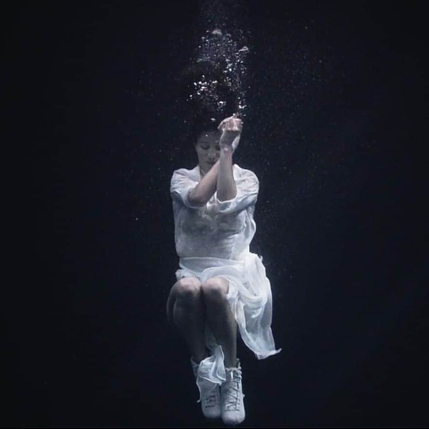 ソニア・ラフエンテさんのインスタグラム写真 - (ソニア・ラフエンテInstagram)「#September ...don't wake me up 💭💧 . . . #tb #underwater #art #skates  #keepdancing #septiembre」9月1日 20時09分 - sonia_lafuente