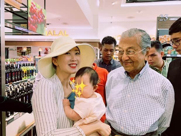 酒向杏奈さんのインスタグラム写真 - (酒向杏奈Instagram)「. . マレーシアのクアラルンプールに引っ越してきました🇲🇾 . まだ来馬して2週間程ですが、昨日マレーシアの首相マハティールさんにばったり会うことが出来ました‼️ . なんて光栄なこと✨✨✨ ちゃっかり娘と記念撮影して頂きました（╹◡╹） . 高い支持率で93歳で返り咲きされた方。(現在94歳) 親日でも有名で、せめて「ありがとうございます。」と日本語で話せば良かった💨 . そして…これ程、語学力の無さを悔やんだことはありません。。 . 悔しさは大きなモチベーションになるので頑張ります✊ マハティールさんありがとうございます‼️ . これからマレーシアのこと、もっともっと知っていこうと思います。 . まだまだ慣れない生活ですが、これから日本とマレーシアの違いや新しい生活で感じたことなどアップしていきたいと思いま〜す♪ . #マレーシア生活 #クアラルンプール #マハティール首相 #94歳 #8月31日 #マレーシア独立記念日」9月1日 20時17分 - annacotta715