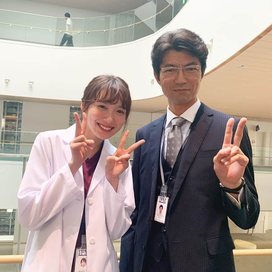 テレビ朝日 ドラマ「サイン-法医学者 柚木貴志の事件-」さんのインスタグラム写真 - (テレビ朝日 ドラマ「サイン-法医学者 柚木貴志の事件-」Instagram)「#サイン﻿ 🔶景ちゃん×伊達院長🔷﻿ ﻿ #レアな﻿ #ツーショット﻿ #景ちゃん﻿ ( #飯豊まりえ ) #ダブルピースで﻿ #満面の笑顔﻿ #めっちゃ嬉しそうです﻿ #そして﻿ #なんといっても﻿ #伊達様 ( #仲村トオル )の ﻿ #笑顔﻿ #からの〜﻿ #貴重なピース✌️﻿ #素敵すぎの極み﻿ #テレビ朝日 #ドラマ #夏﻿ #9月5日木曜よる9時﻿ #みてね〜🙋‍♀️✨」9月1日 20時28分 - sign.2019