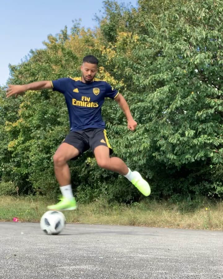 F2Freestylersのインスタグラム：「So excited for the game I had to get the ball out! 🤪 What’s everyone’s score predictions for the big match today? 👀⚽️ Comment Below! 👇🏽 #arsenal #spurs #arsenalvstottenham」