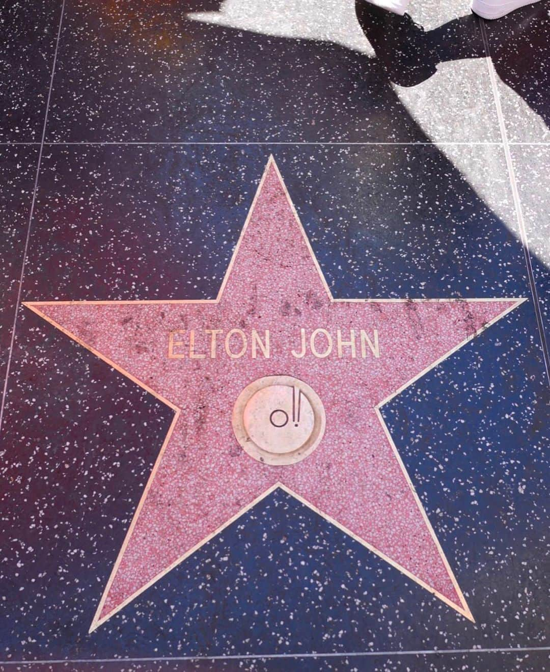 荒井陸さんのインスタグラム写真 - (荒井陸Instagram)「☑️ Hollywoodの Walk of Fame🚶‍♂️⭐️ エンターテイメント界の著名人の名前が… 時差投稿すんません  #カリフォルニア#ハリウッド#ウォークオブフェイム #トムクルーズになりたい人生だった #エルトンジョン#ロケットマン#大ヒット上映中」9月1日 20時22分 - a2desu