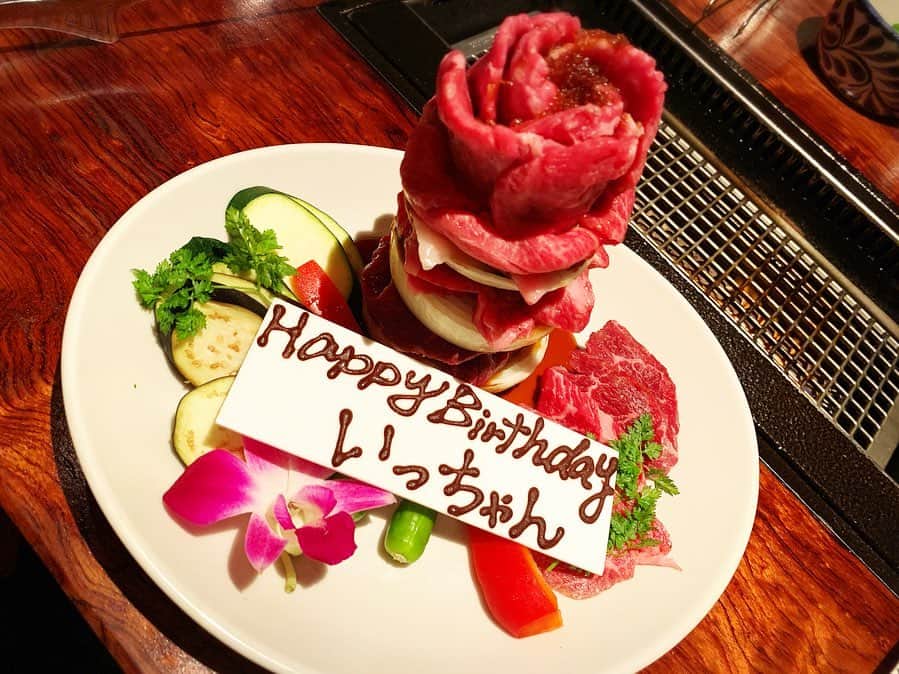 福田樹さんのインスタグラム写真 - (福田樹Instagram)「贅沢すぎる今年の誕生日ディナーたち🍽🥩🦐 ・ 頭おかしくなっちゃうぐらい美味しかった。。 友達へのありがとうが止まらない😭✨ ・ 誕生日にこんな贅沢ができるなんて、私も(私の周りもw)大人になったものです。 ・ #甘いケーキより断然肉ケーキ #分かってるねぇ #肉ケーキ #焼肉 #肉寿司 #トリュフ #フォアグラ #伊勢海老 #ザブトン #松茸 #アワビ #最高の素材祭り #誕生日 #誕生日ディナー #贅沢 #美味しすぎた #birthday #birthdaydinner #delicious #yummy #happy #happybirthday」9月1日 20時36分 - itsukifukuda