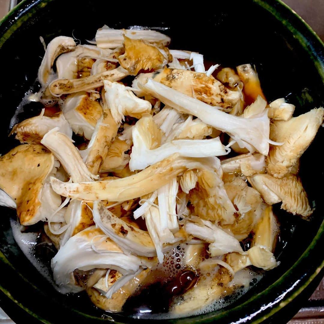 のインスタグラム：「虫食い松茸を炊き込みごはんに！ ああうまかった。」
